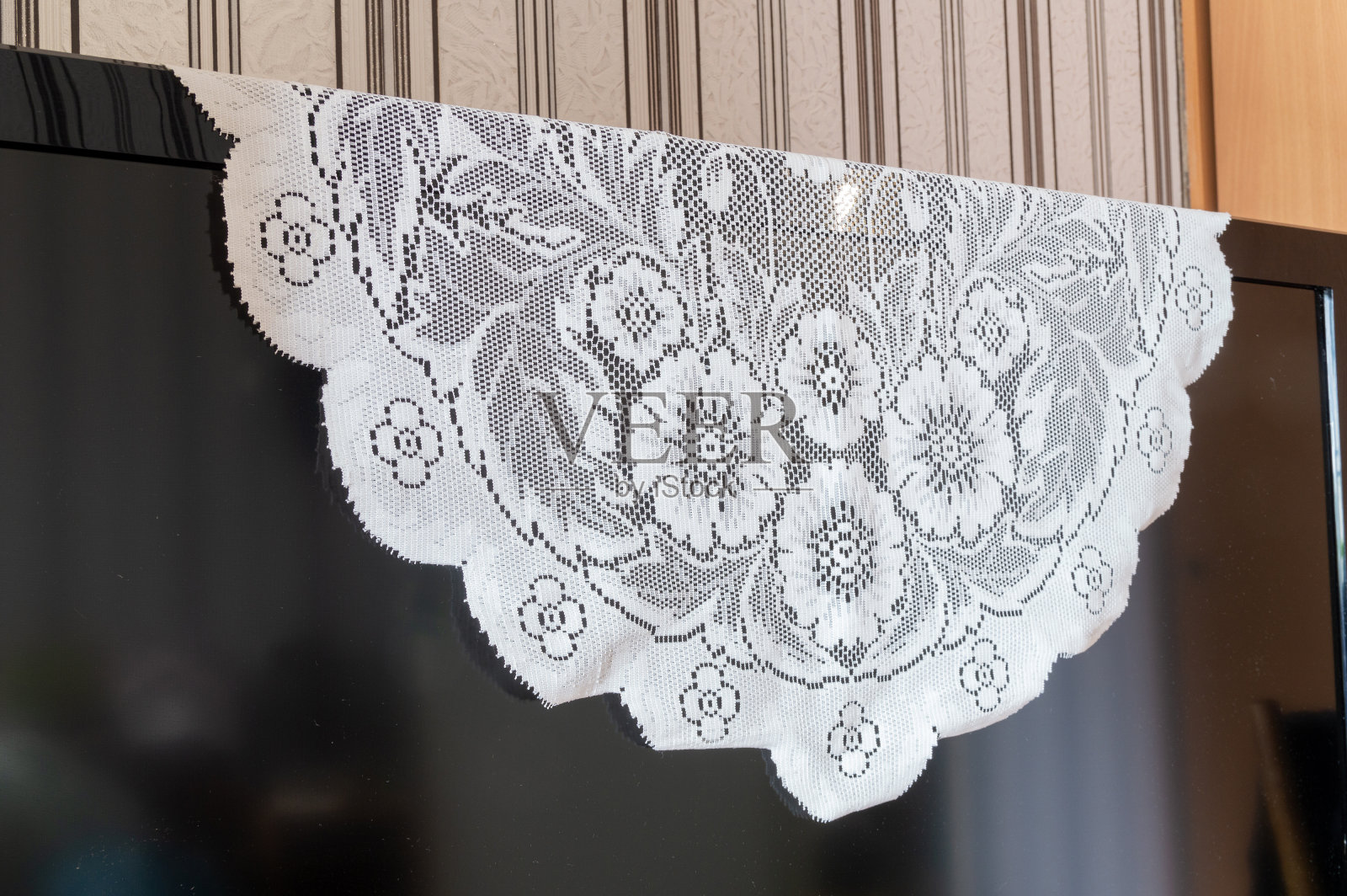 平板电视上的开放式针织餐巾照片摄影图片