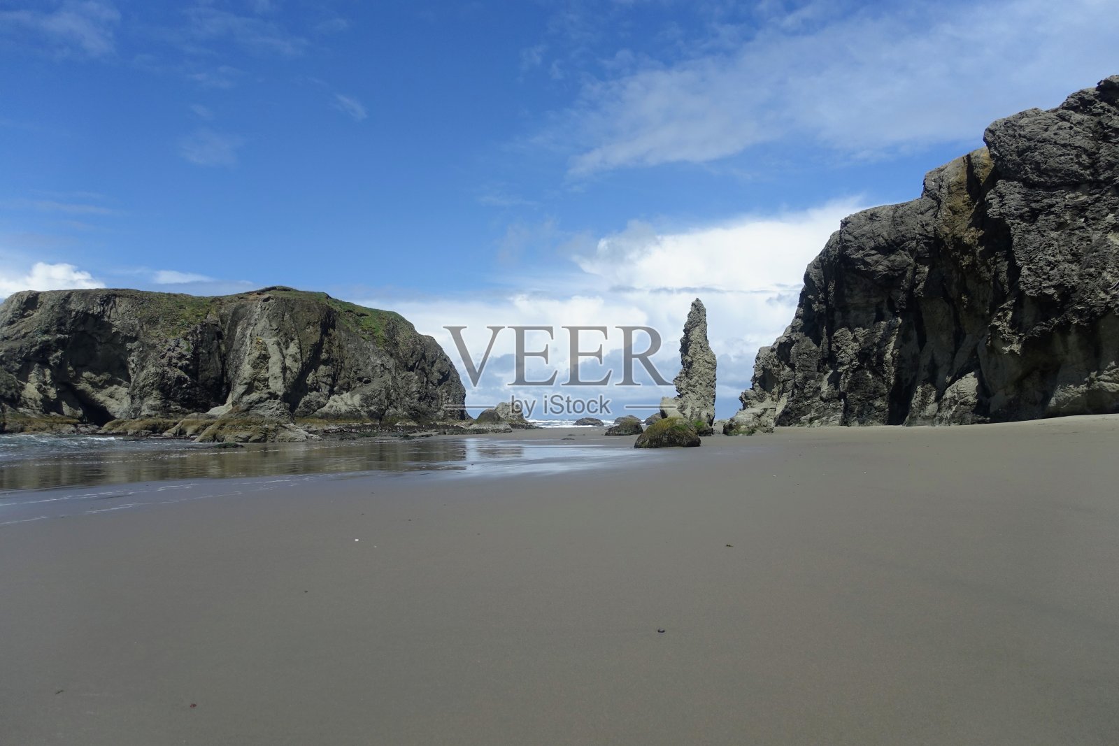 在俄勒冈州的Bandon海滩的美丽景色，在退潮时露出岬角和美丽的海岸，供人们探索照片摄影图片