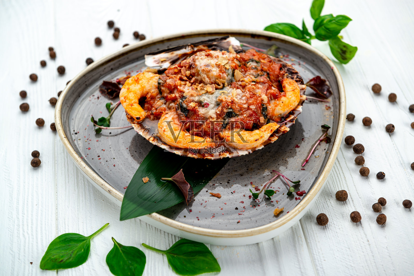 干贝虾仁配番茄酱和蔬菜照片摄影图片