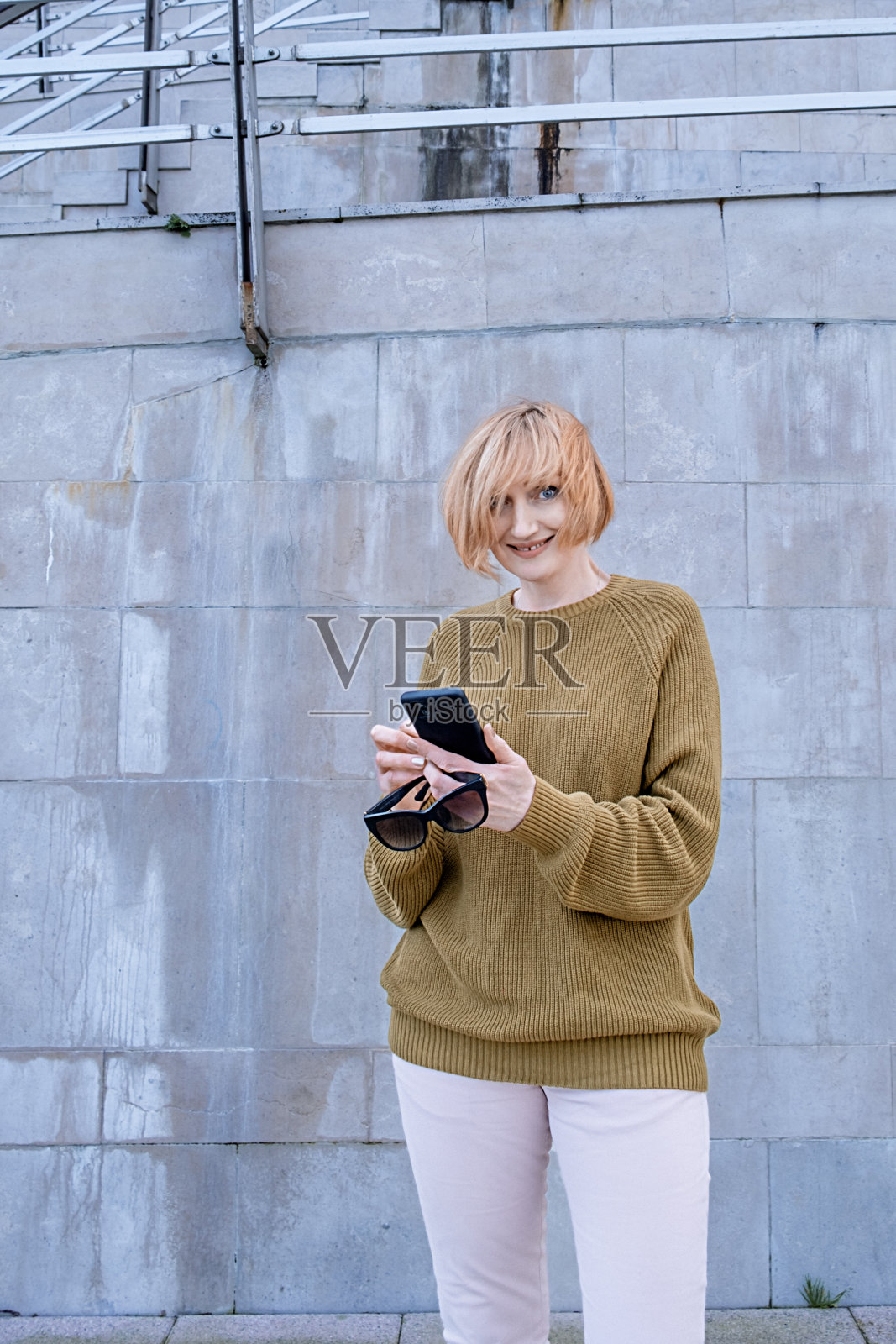 成熟女性在户外使用智能手机照片摄影图片