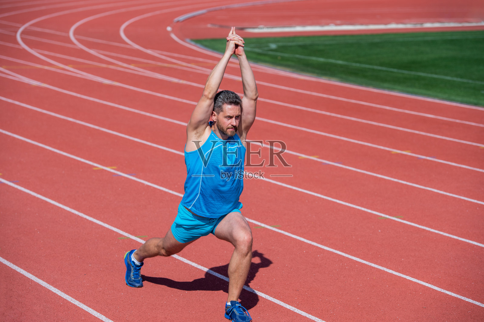 男性慢跑运动员训练和做户外锻炼，伸展照片摄影图片