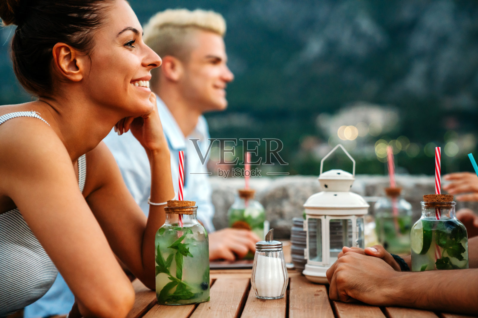 休闲度假和度假美食理念。快乐的朋友们在夏季聚会上共进晚餐照片摄影图片