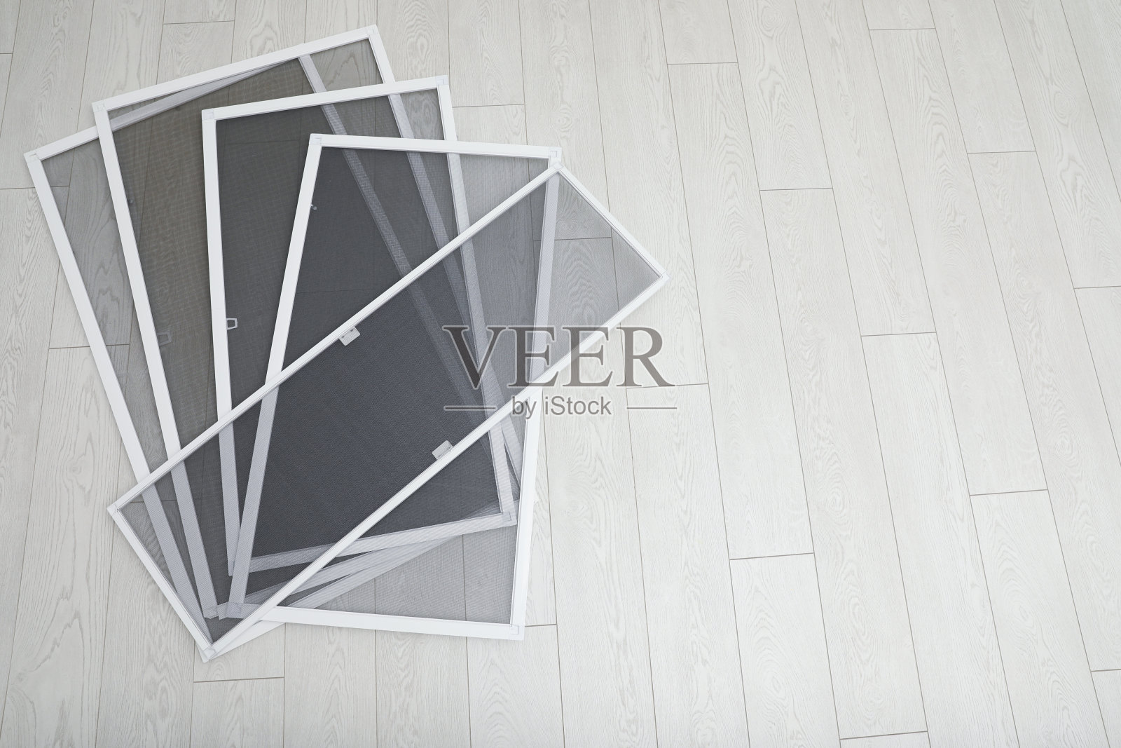 一套纱窗放在木地板上，平铺。空间的文本照片摄影图片