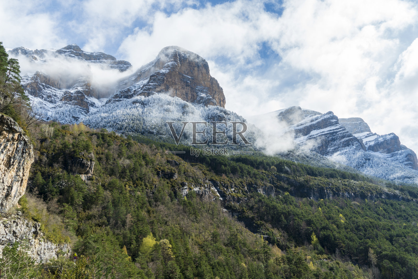 西班牙阿拉贡比利牛斯山脉奥尔德萨山谷的雪峰照片摄影图片