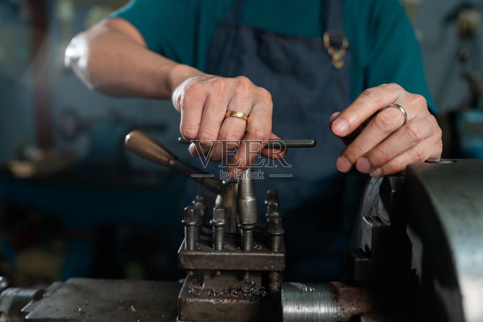 手特写的亚洲工匠，熟练的工匠，熟练掌握车床，在一个小的家庭所有的工厂。照片摄影图片