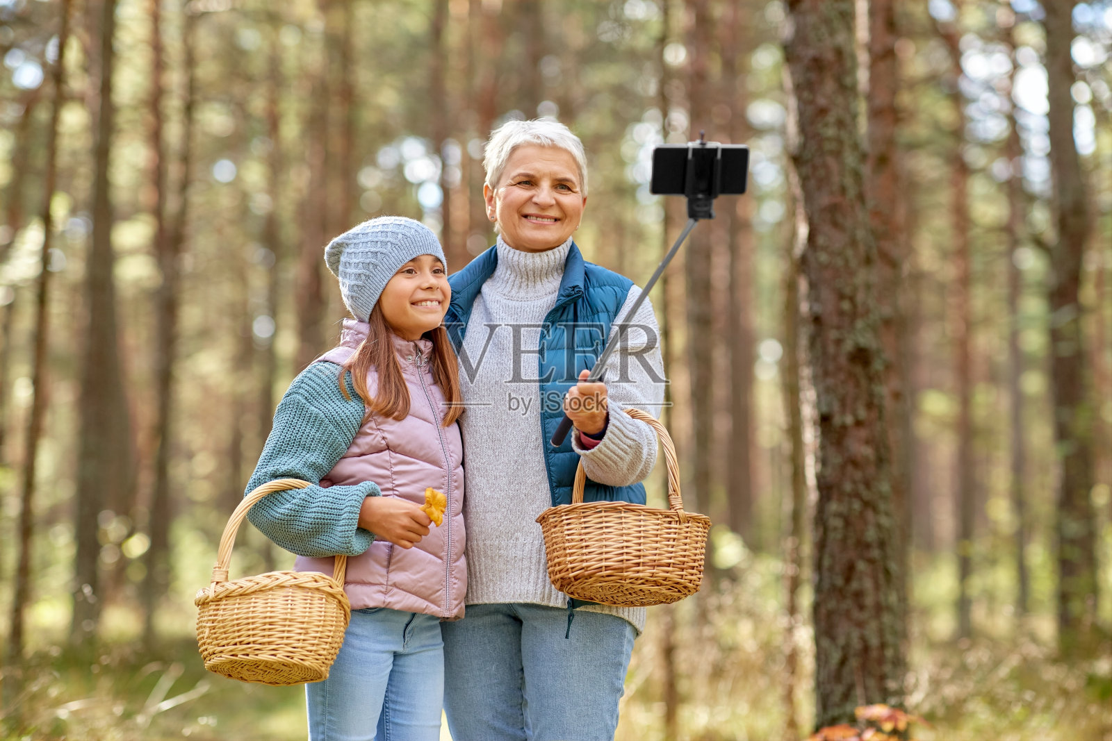 奶奶和孙女在森林里自拍照片摄影图片