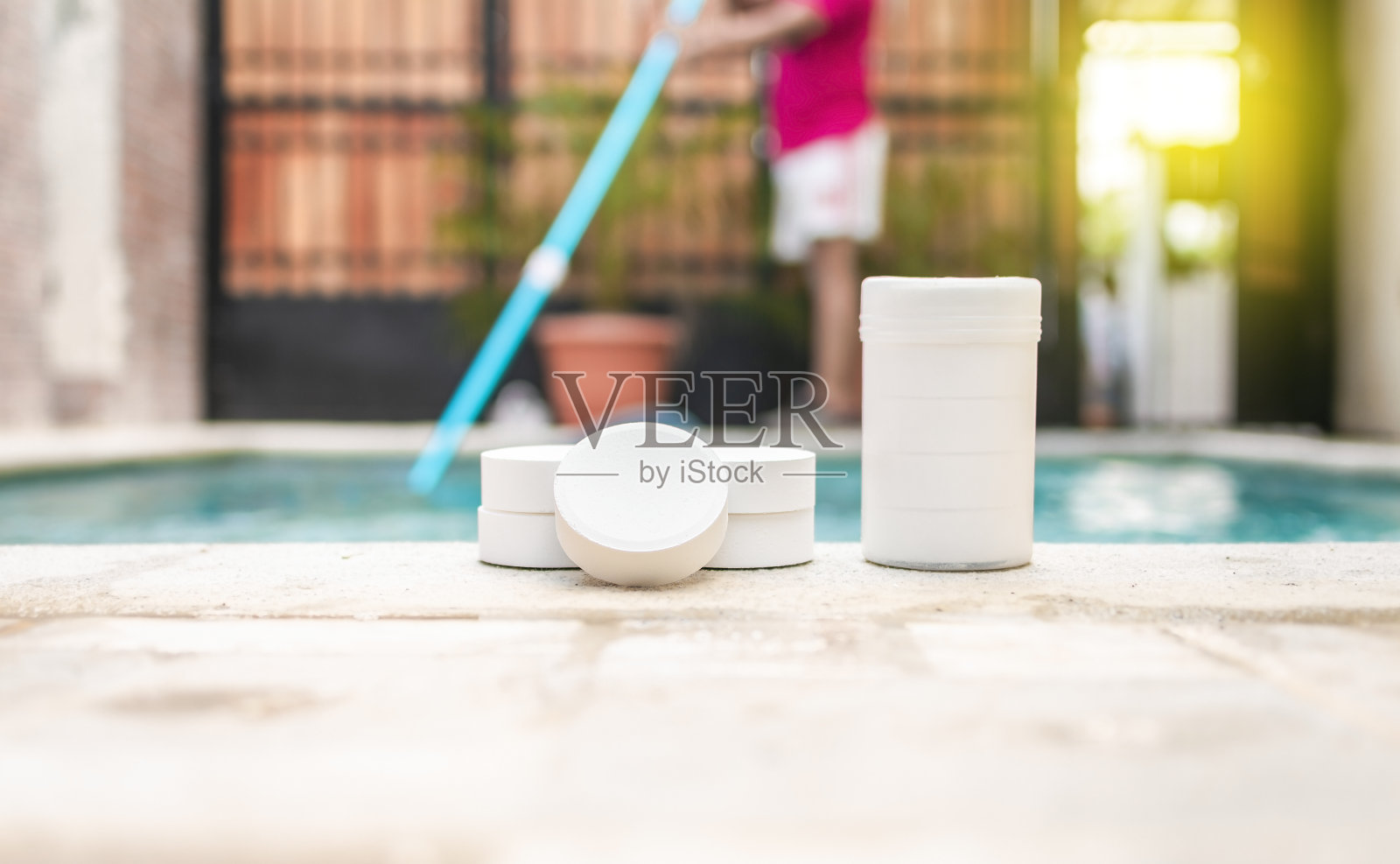 含氯片清洁游泳池，封闭含氯片清洁游泳池，概念含氯片消毒游泳池照片摄影图片