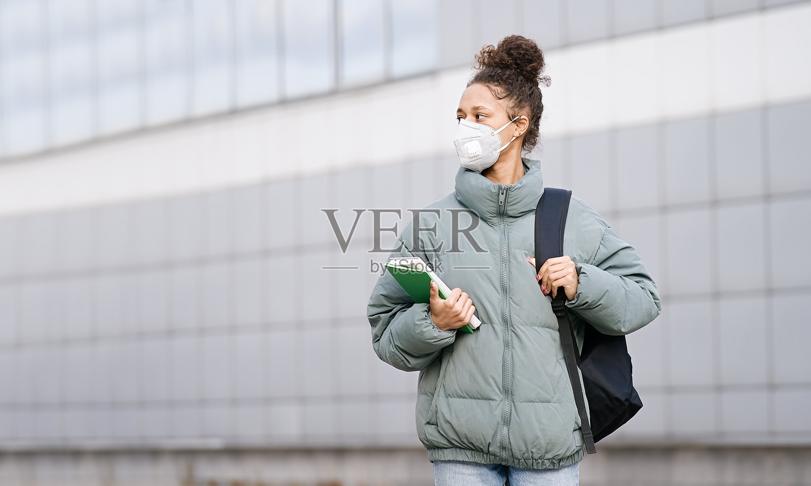 肖像十几岁的学生女孩戴着口罩回学校照片摄影图片