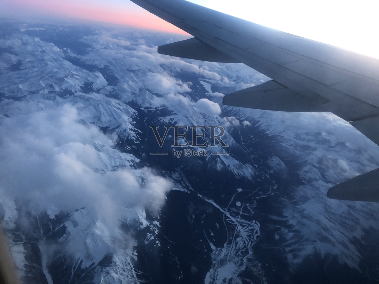 飞向天空照片摄影图片