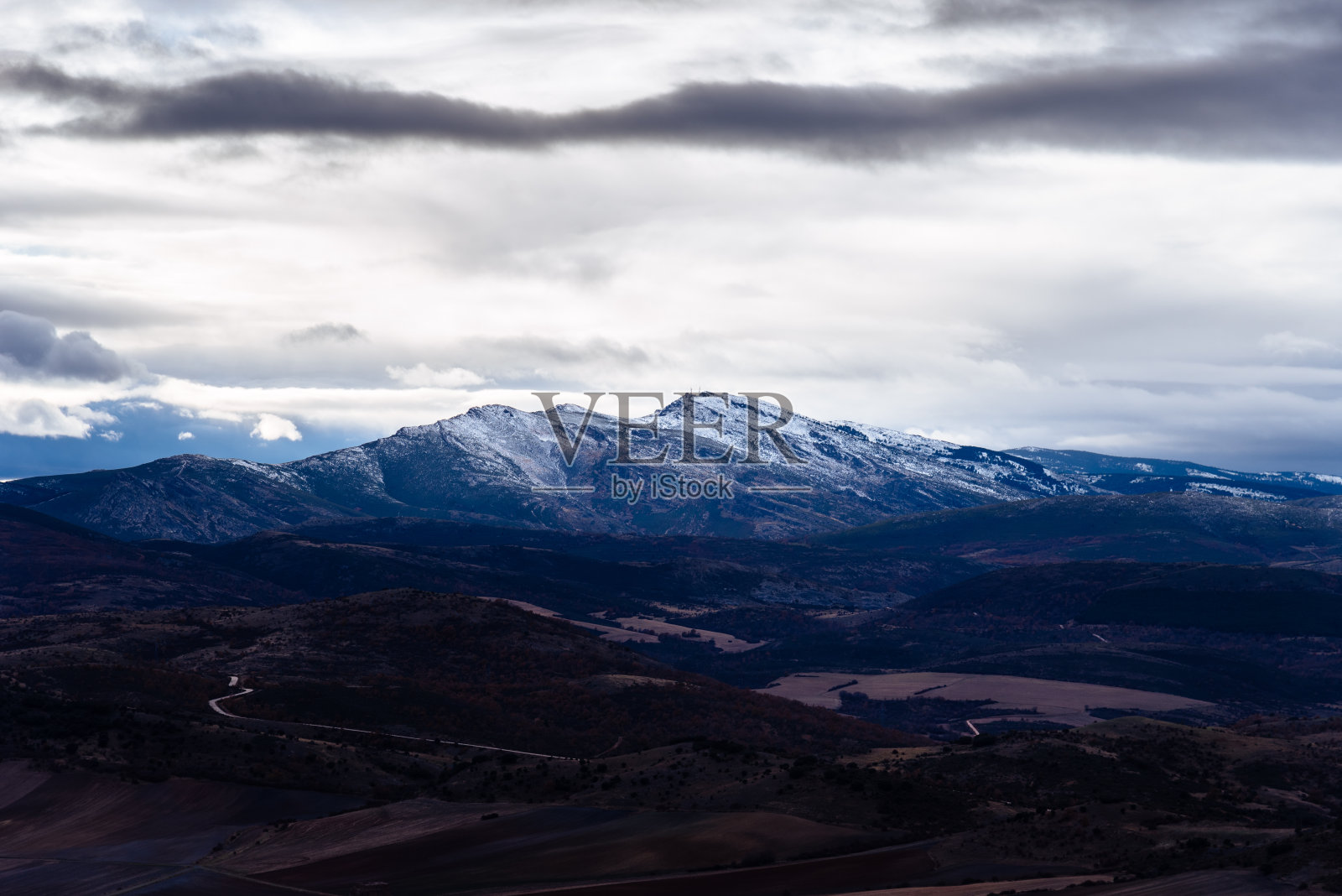 属于aylon山脉的Ocejon峰的景色照片摄影图片