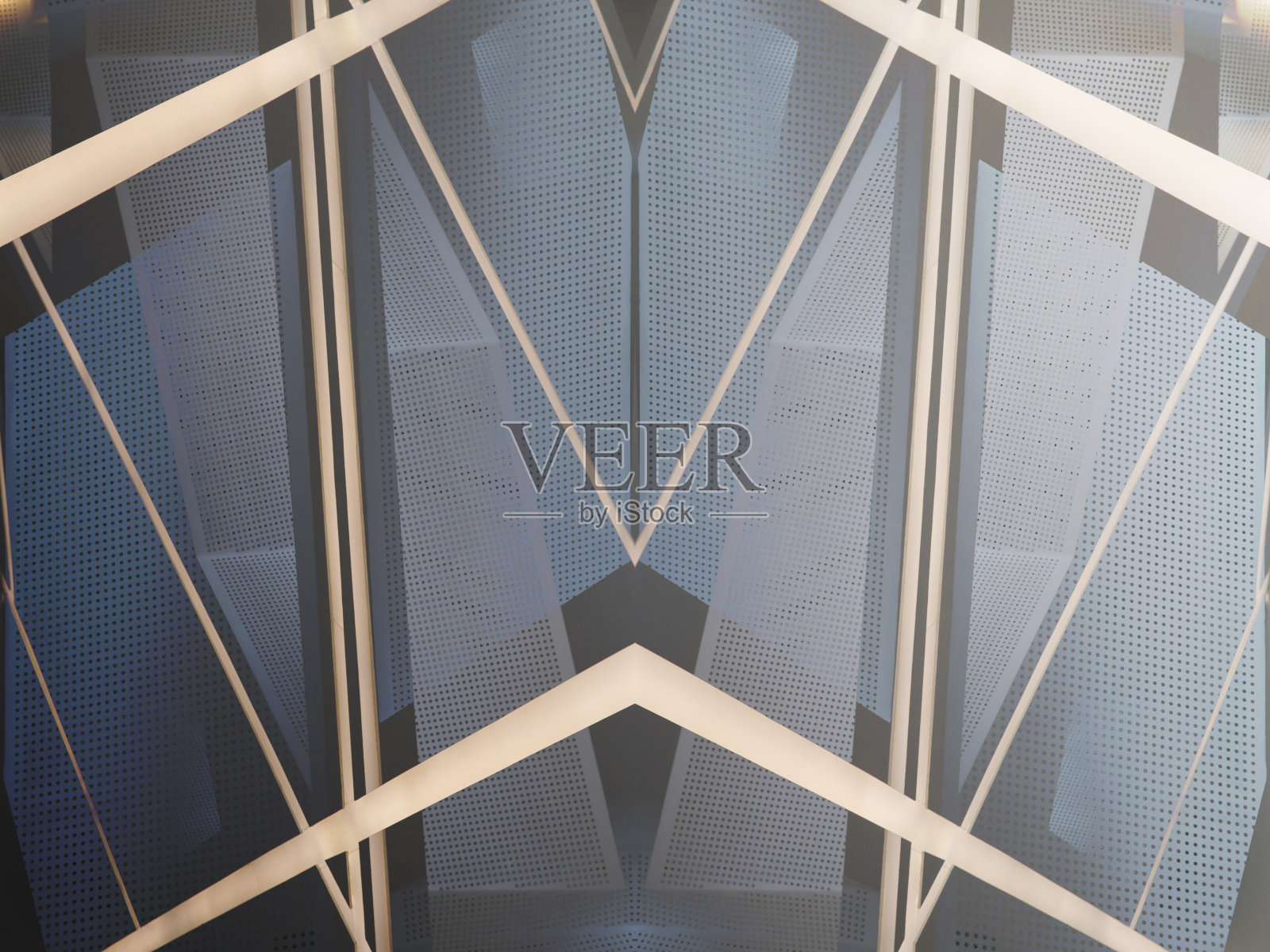 暮色中办公楼框架和装饰穿孔墙板的拼贴照片。现代建筑中的金属。网格结构相互透视。建筑表面。照片摄影图片