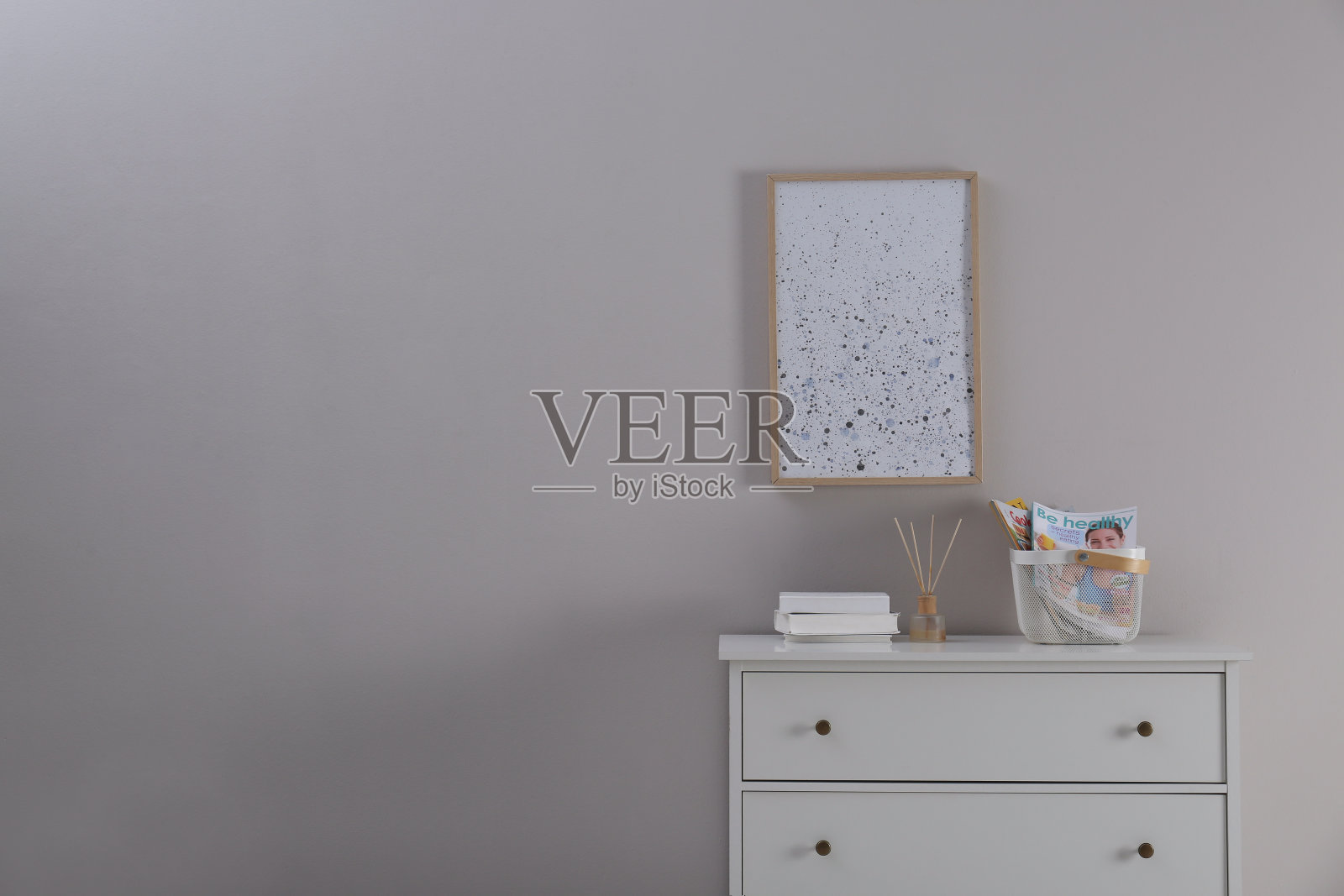 白色衣柜的抽屉和装饰在房间，为文本空间。室内设计照片摄影图片