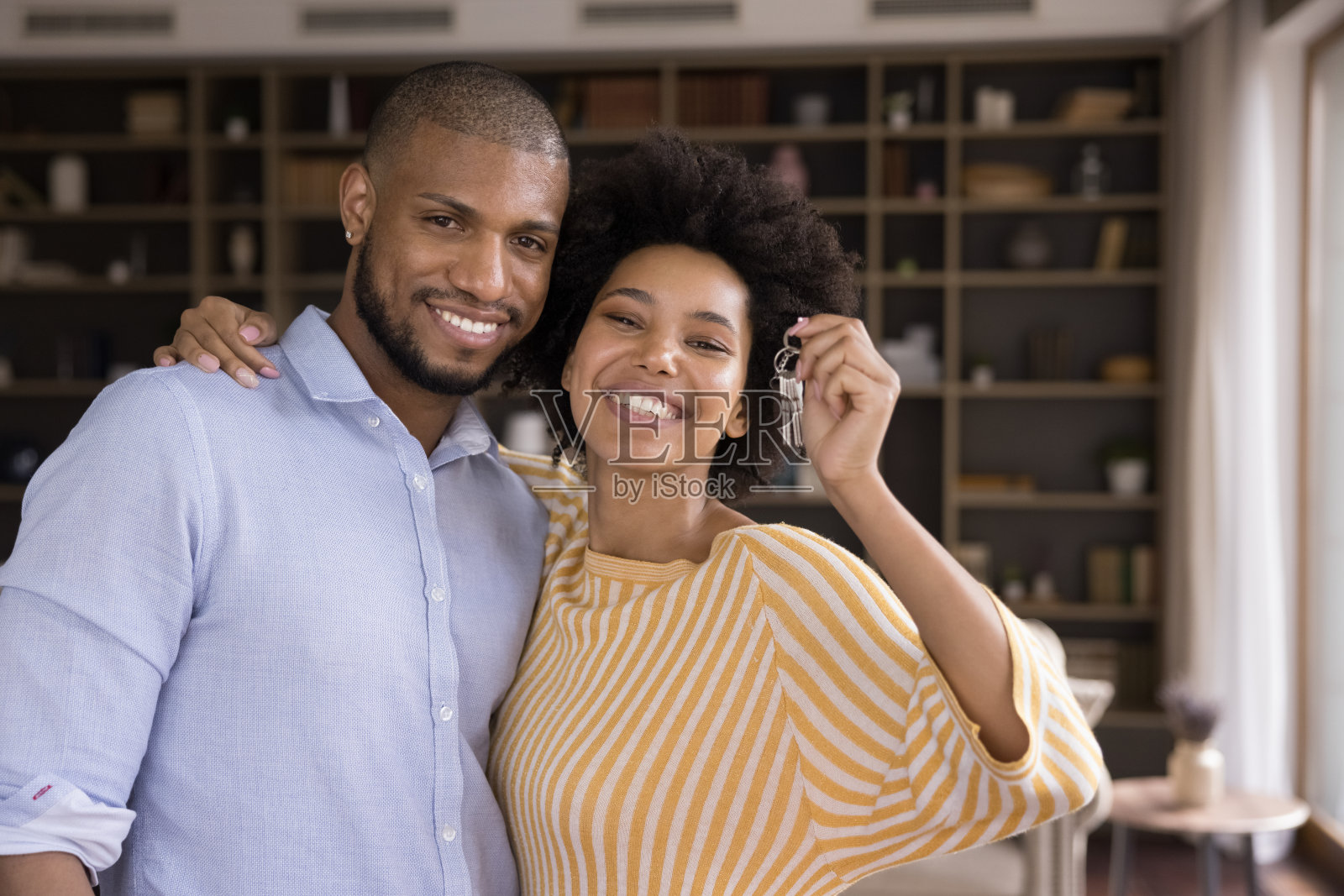 美丽的非洲配偶在镜头前展示一串钥匙照片摄影图片