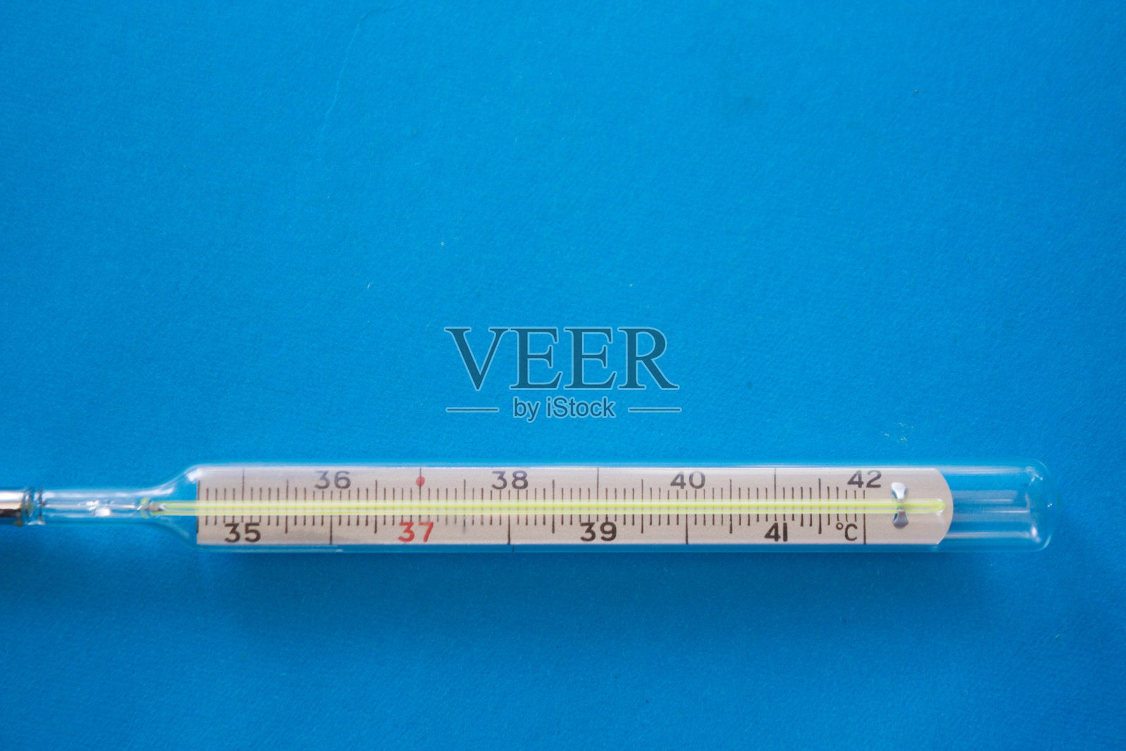 温度计在蓝色背景上照片摄影图片