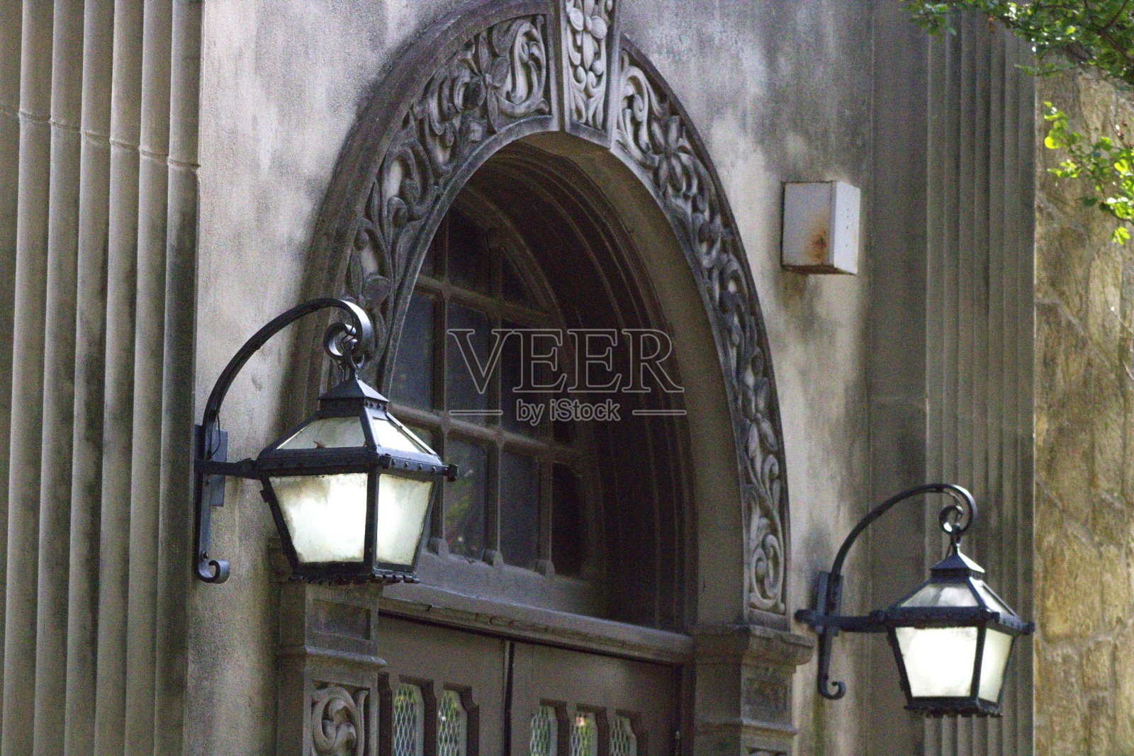 门口的灯照片摄影图片