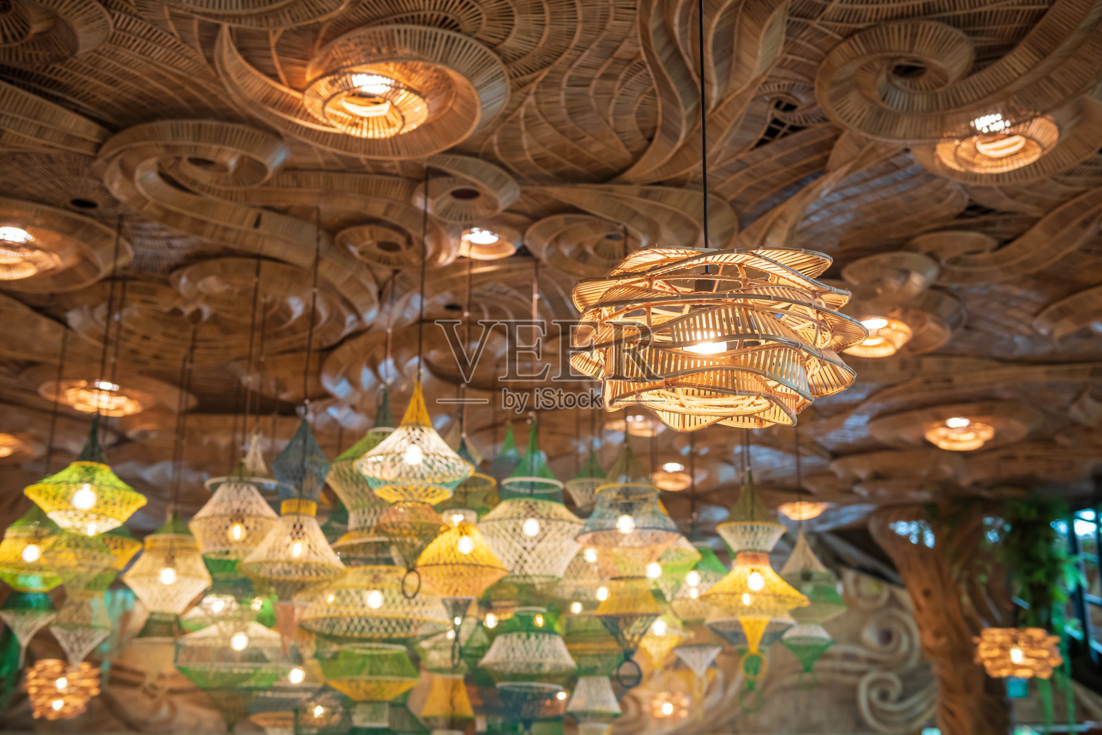 豪华悬挂藤条灯灯与木天花板照片摄影图片