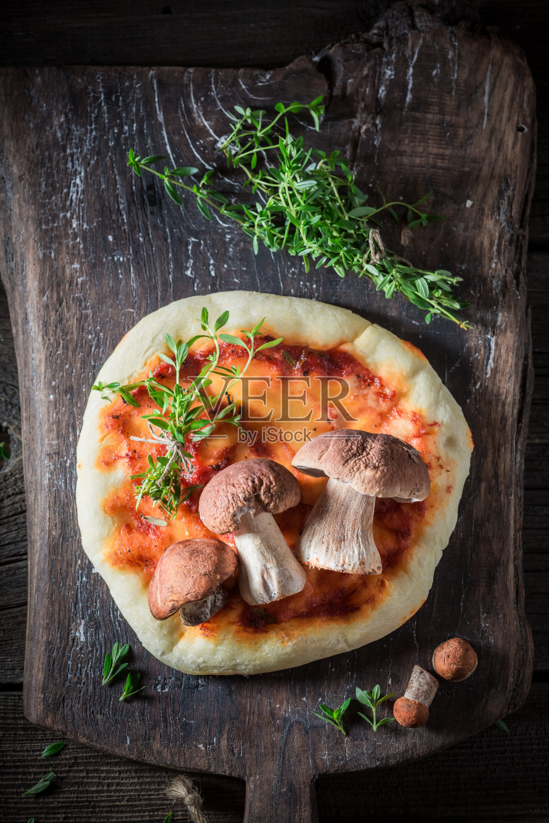 用蘑菇和西红柿自制的披萨。照片摄影图片