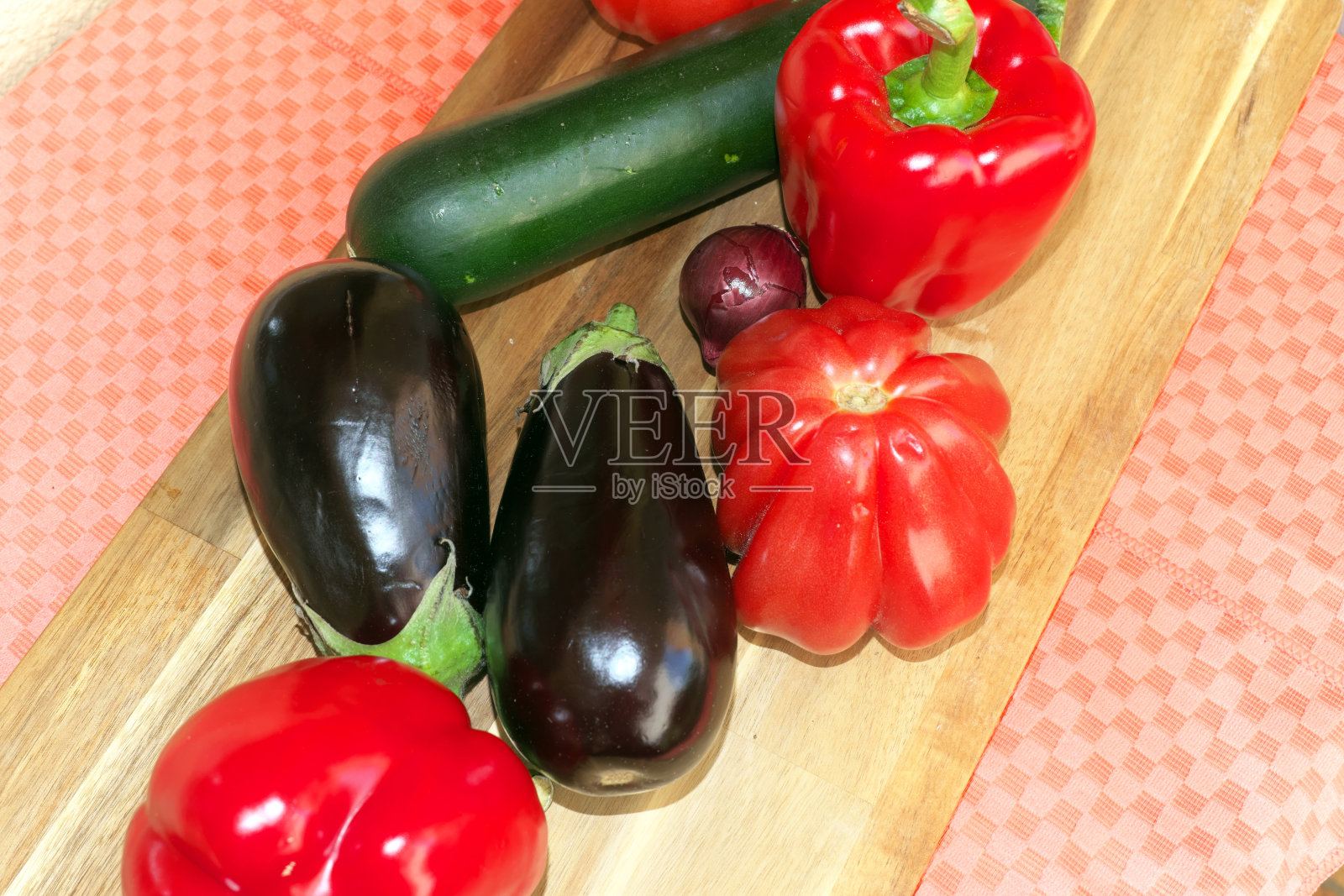 茄子，西葫芦，大番茄和红甜椒照片摄影图片