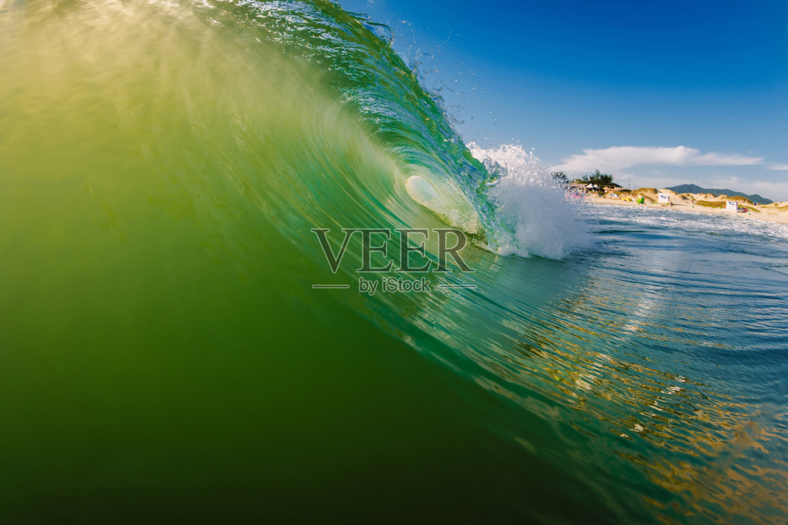 冲浪波浪与黄色和绿色调的海洋。玻璃桶浪和沙滩照片摄影图片