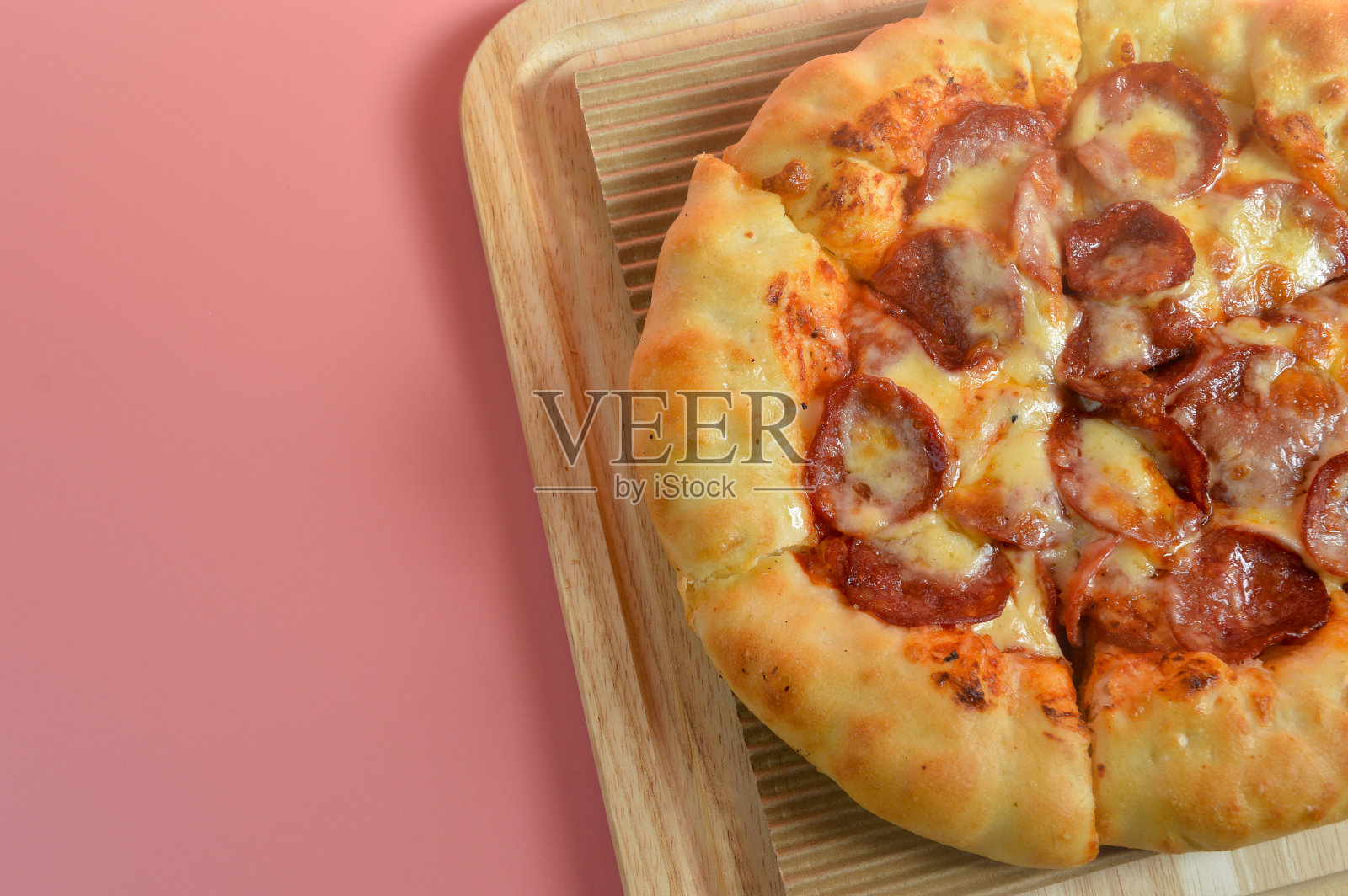 近距离观察牛肉辣香肠奶酪披萨孤立在粉红色的背景照片摄影图片