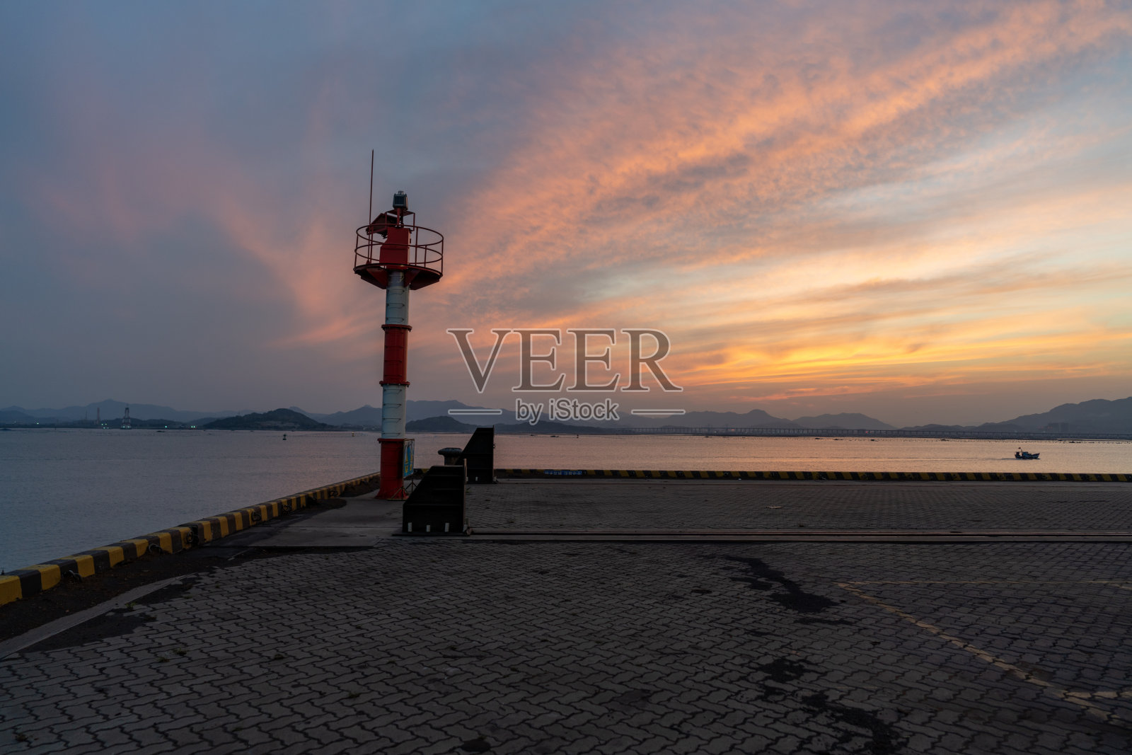 黄昏时分，港口的天空布满了红色的晚霞照片摄影图片