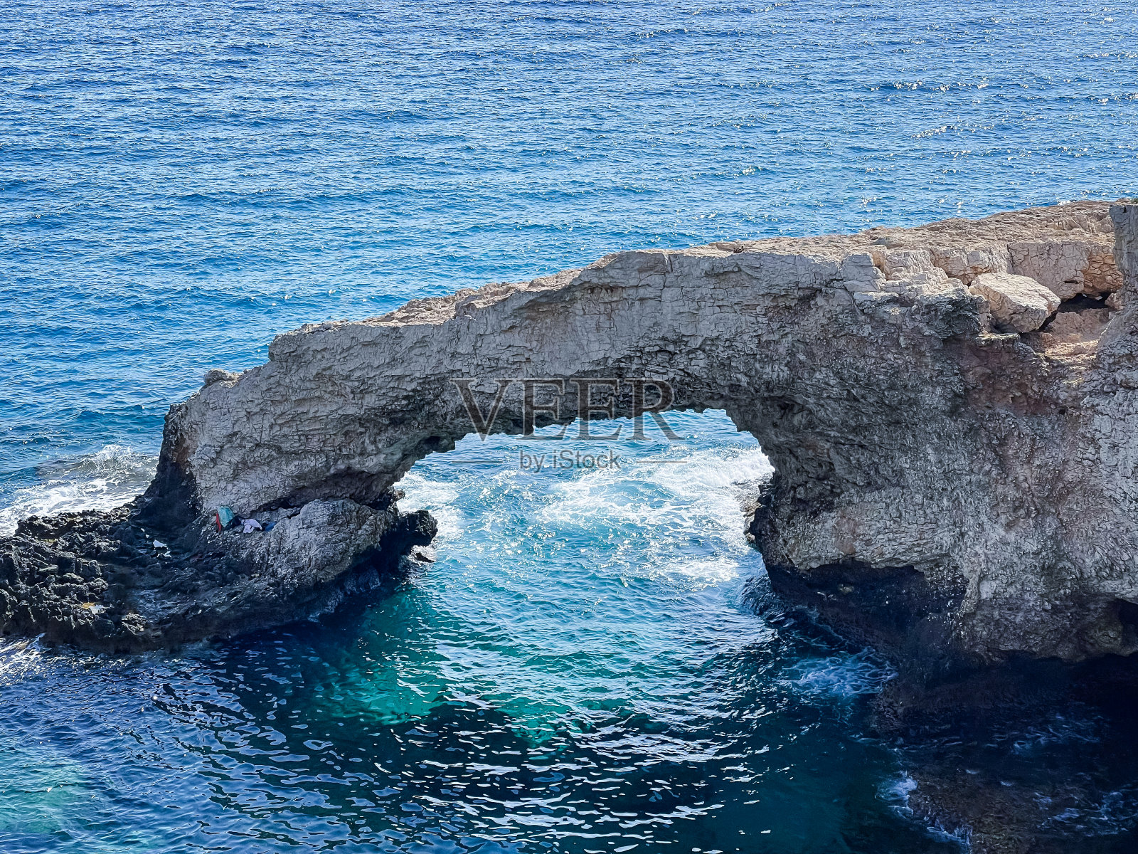 爱之桥(爱之桥)，天然岩石拱门，阿伊纳帕，塞浦路斯。照片摄影图片