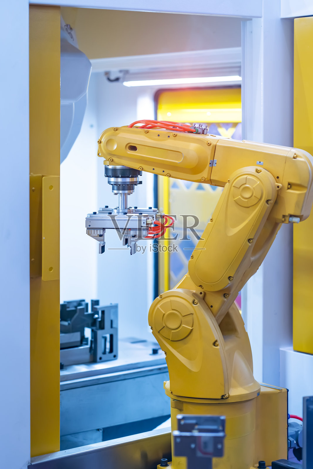 装配线上的自动抓臂。该机器人面向智能技术制造过程。照片摄影图片