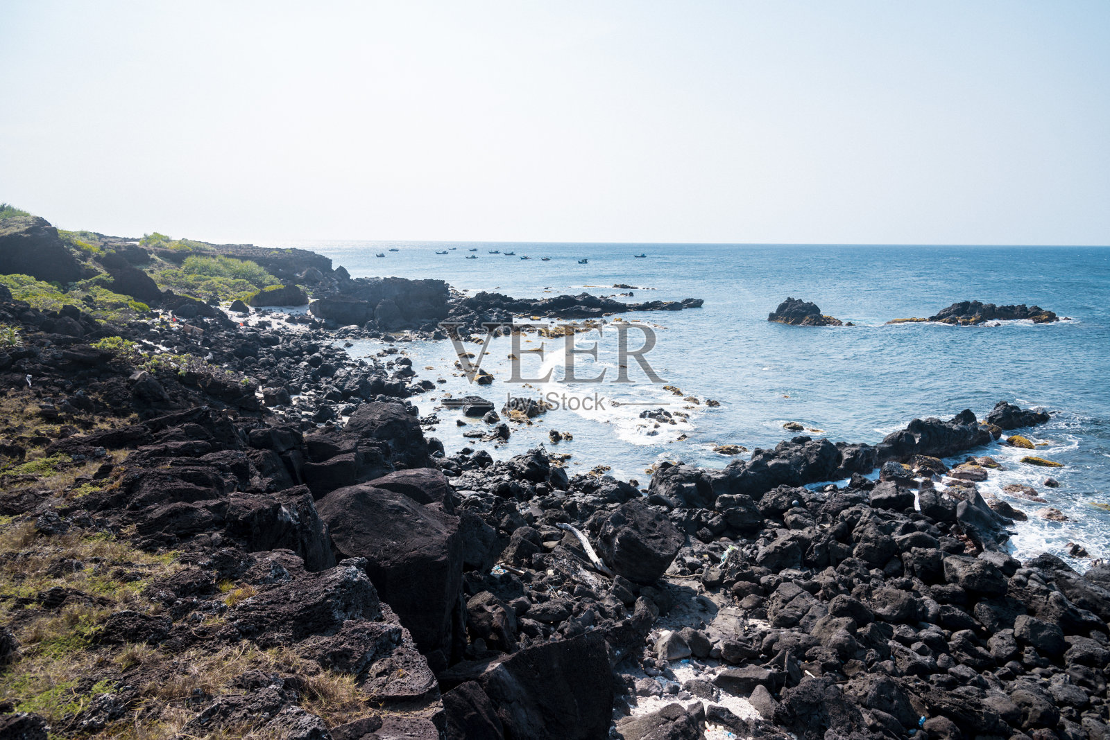 Be岛(小岛，博白岛)与锯齿状岩石的山脊在黎森岛，广义省，越南照片摄影图片