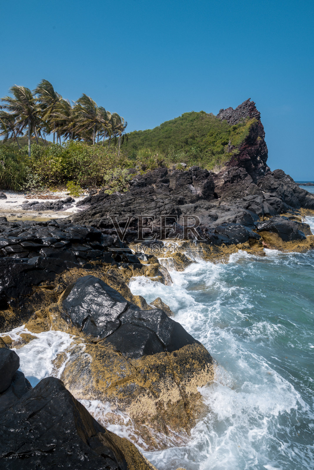 Be岛(小岛，博白岛)与锯齿状岩石的山脊在黎森岛，广义省，越南照片摄影图片