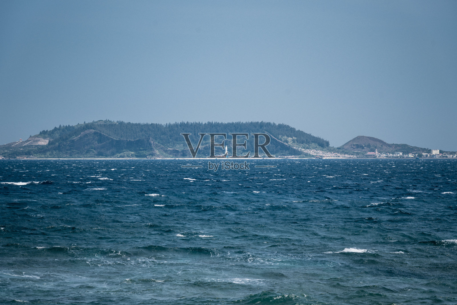 Be岛(小岛，博白岛)与锯齿状岩石的山脊在黎森岛，广义省，越南照片摄影图片