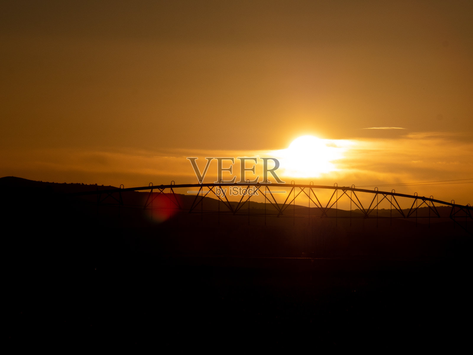可持续的日落栽培与枢轴灌溉系统照片摄影图片
