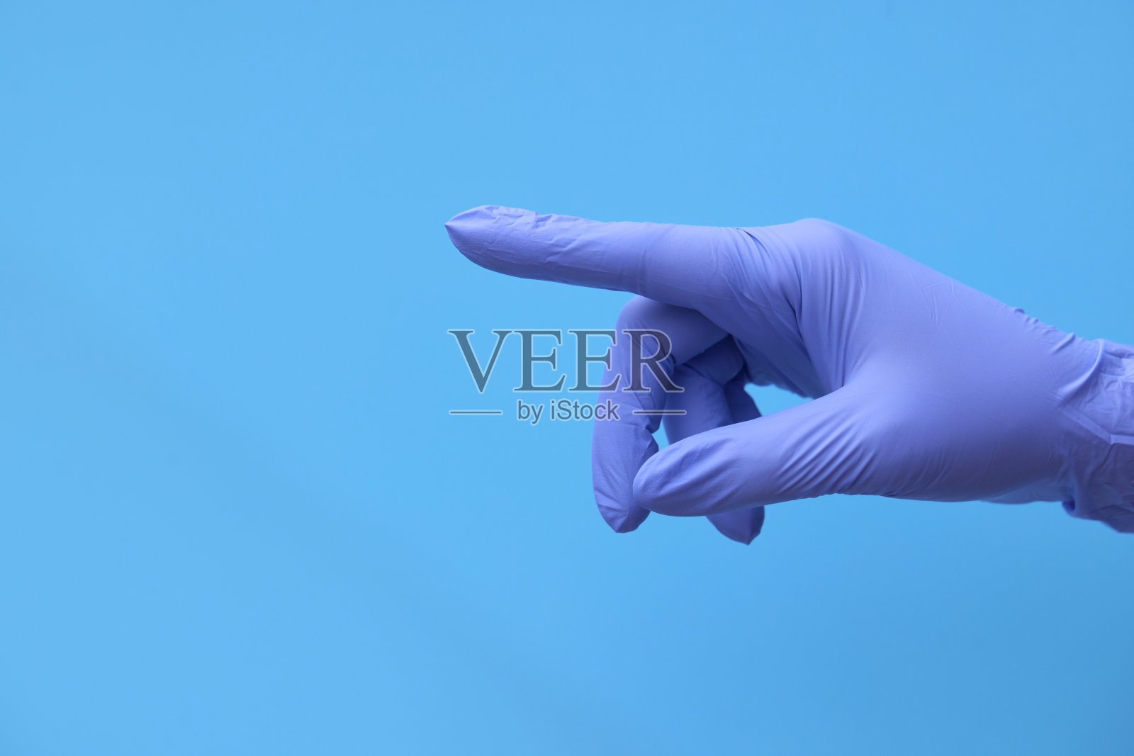 戴蓝色医用手套的手展示时间倒计时或药品数量照片摄影图片