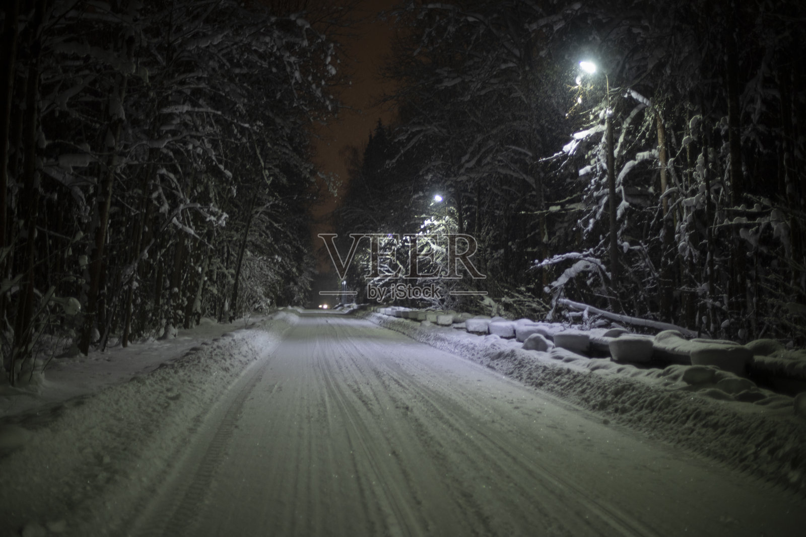 在冬天道路。白雪覆盖的道路在树林。照片摄影图片