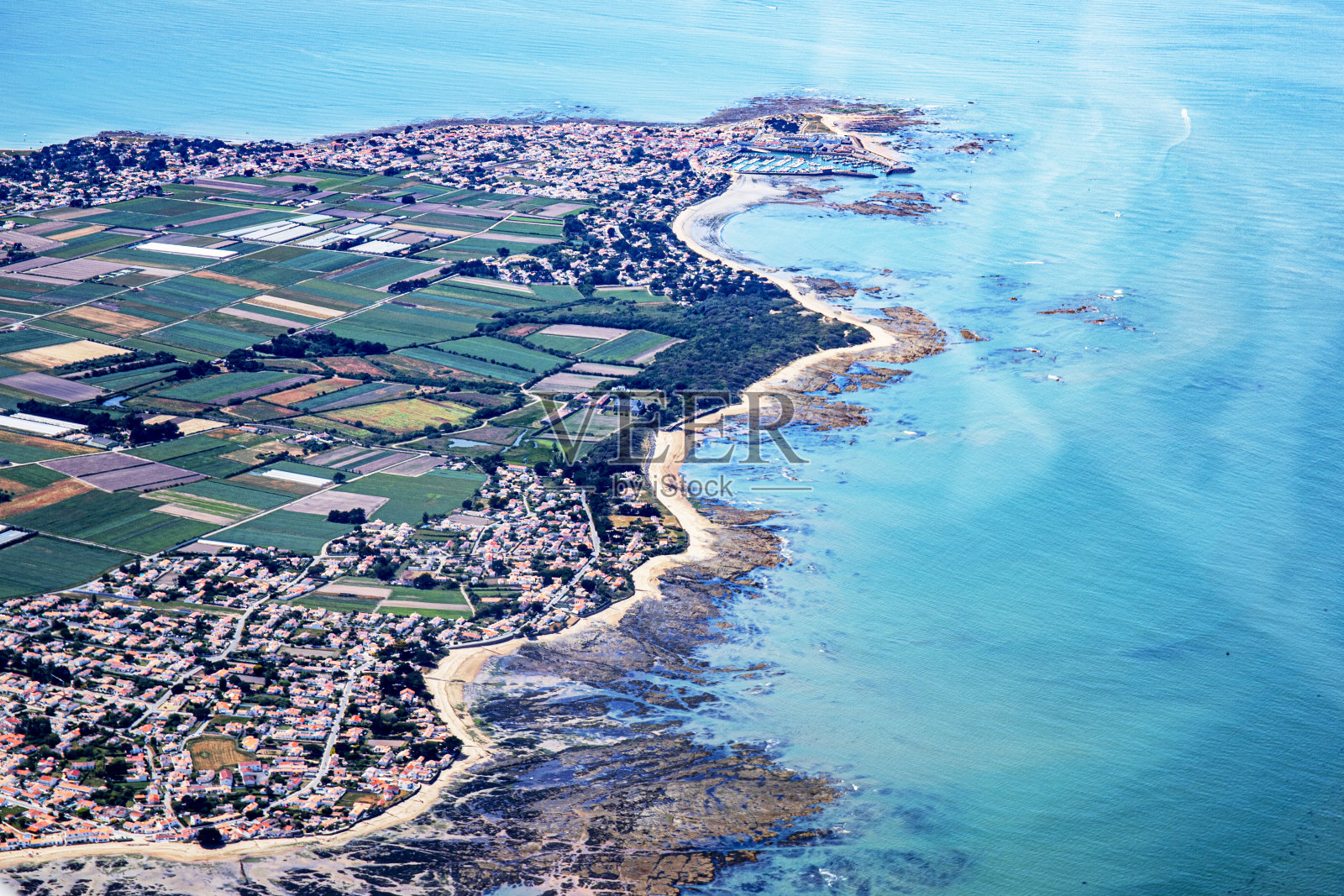 从空中飞机的视角看法国大西洋的诺瓦穆捷尔岛照片摄影图片
