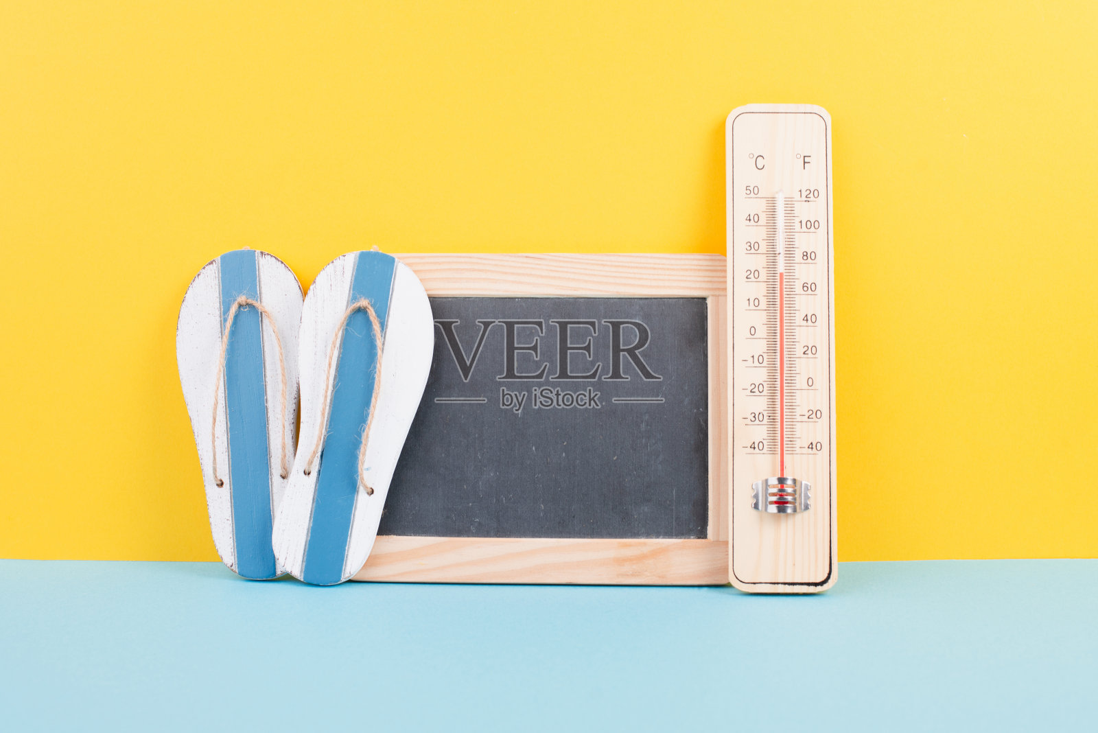 空黑板上有温度计和人字拖，假期背景，暑假，炎热的天气，环境问题照片摄影图片