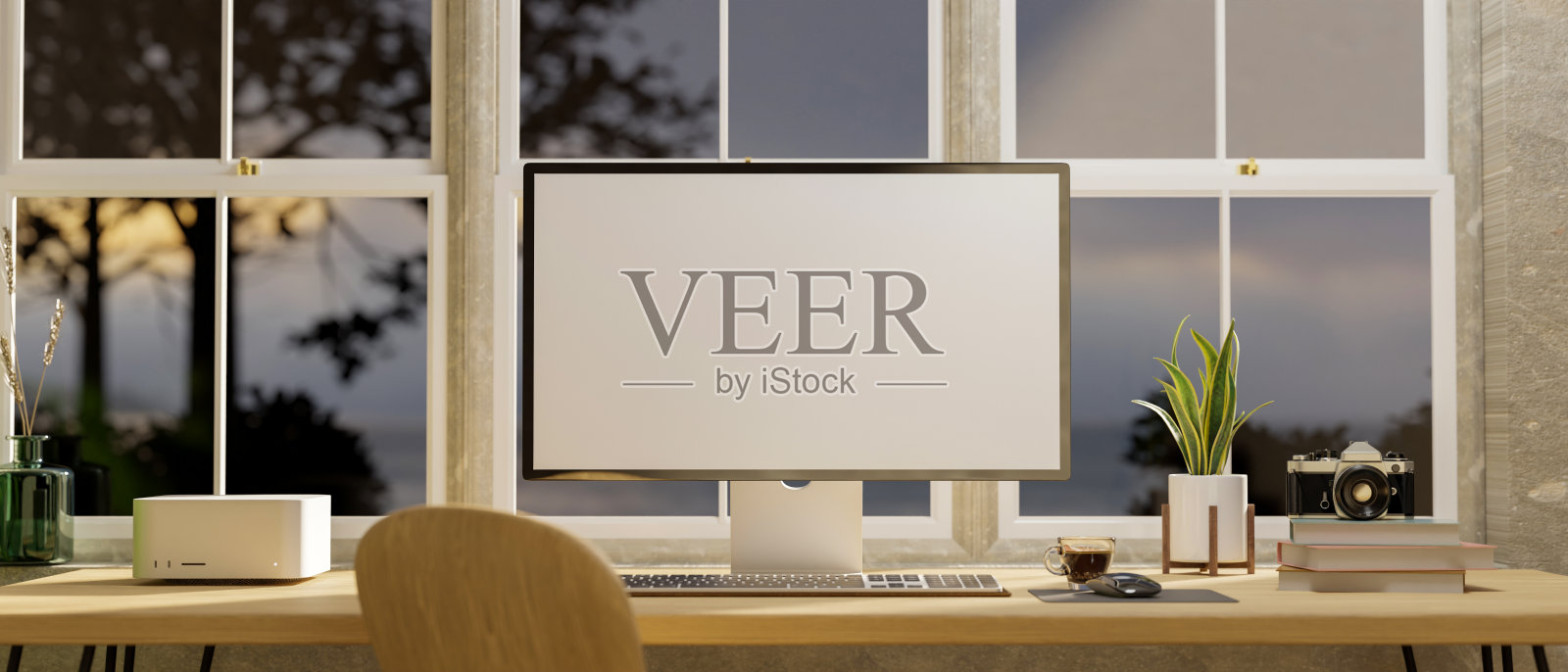 现代家庭工作站内部与pc电脑和装饰的桌子对着窗户。照片摄影图片