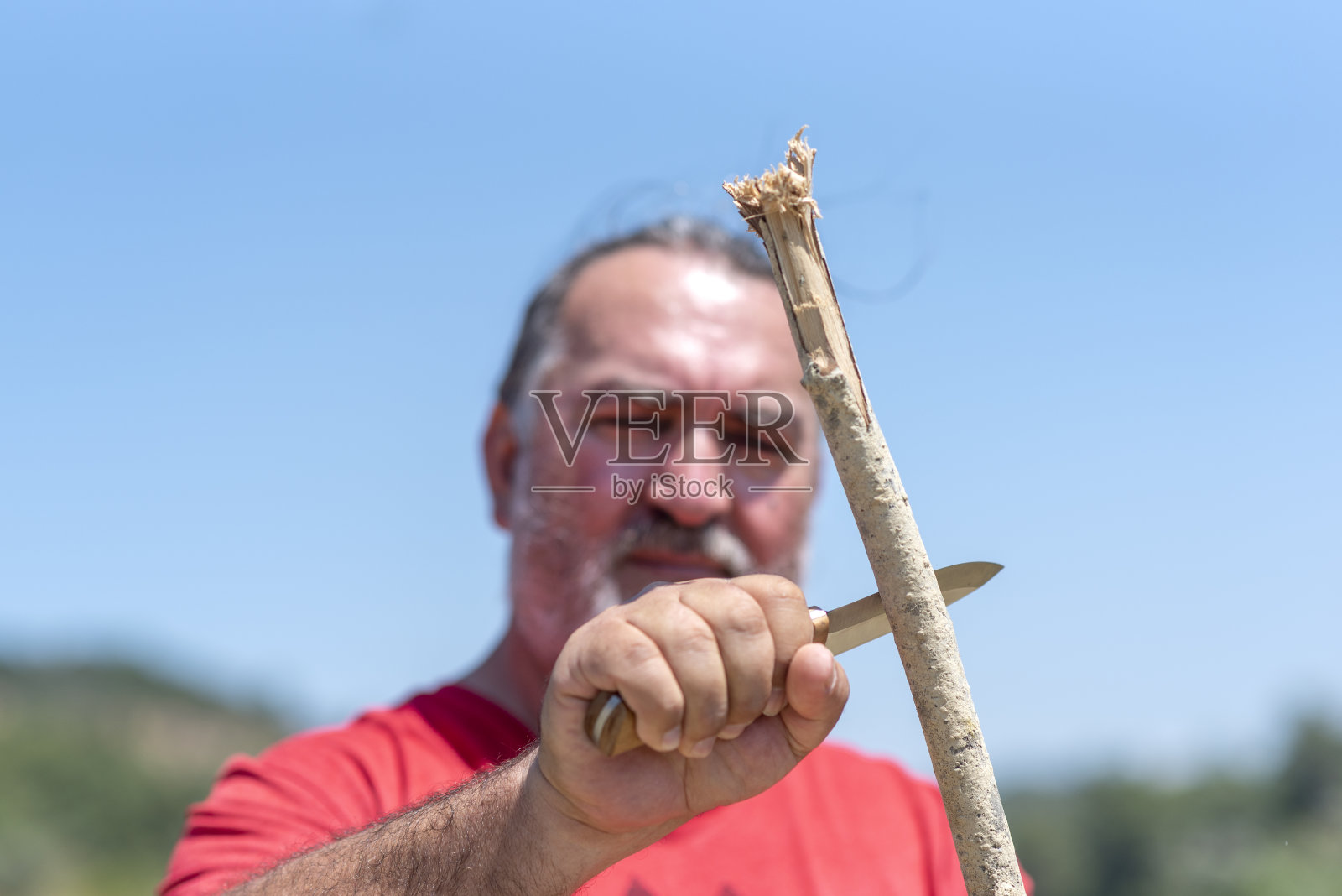 人雕木棒照片摄影图片