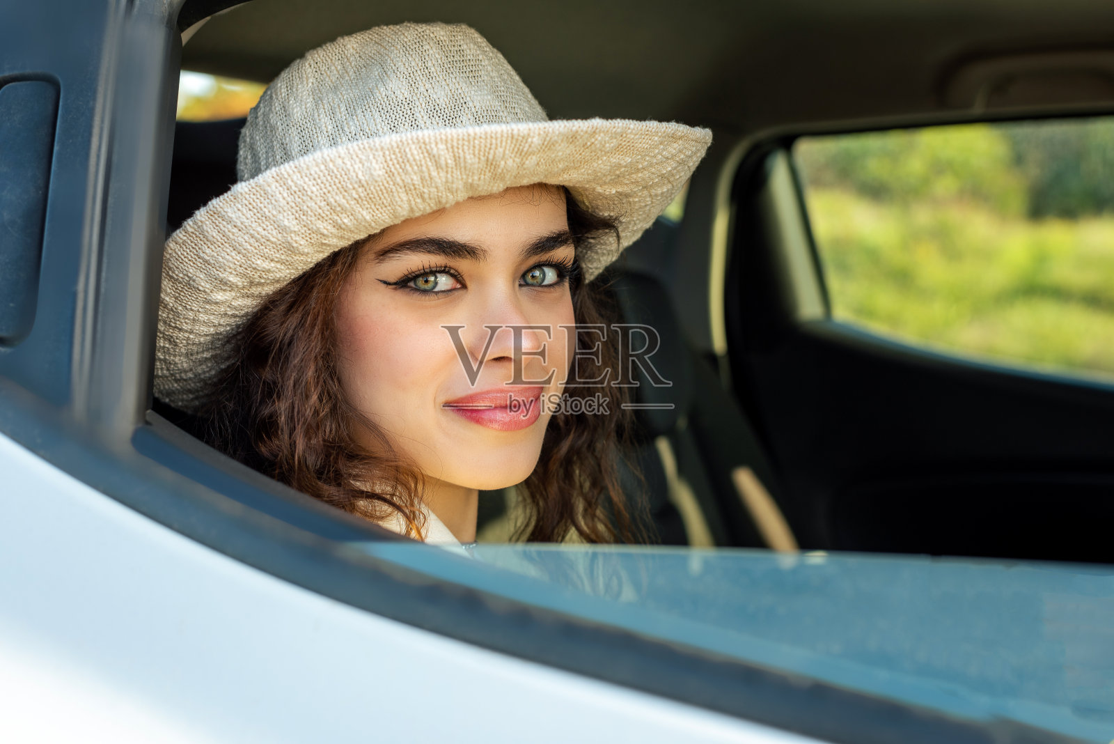 美丽的女人看着窗外照片摄影图片