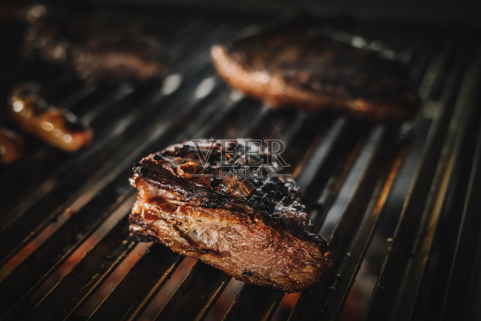 木炭烤架上的牛肉照片摄影图片