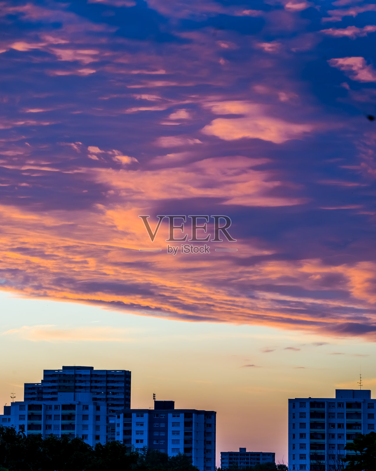 城市建筑上日落时的黑暗天空照片摄影图片