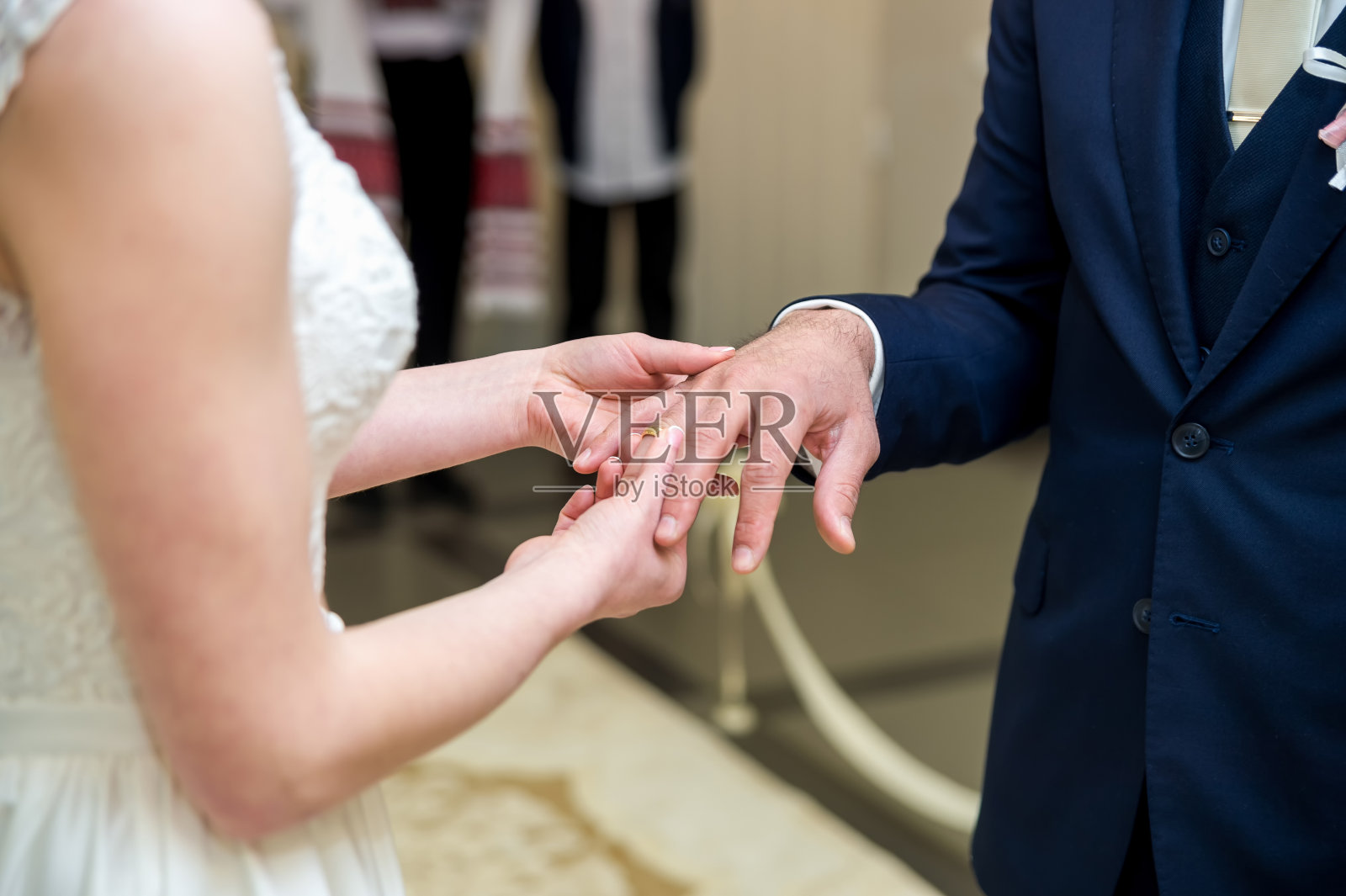 浪漫的年轻夫妇婚礼，新娘和新郎的手照片摄影图片