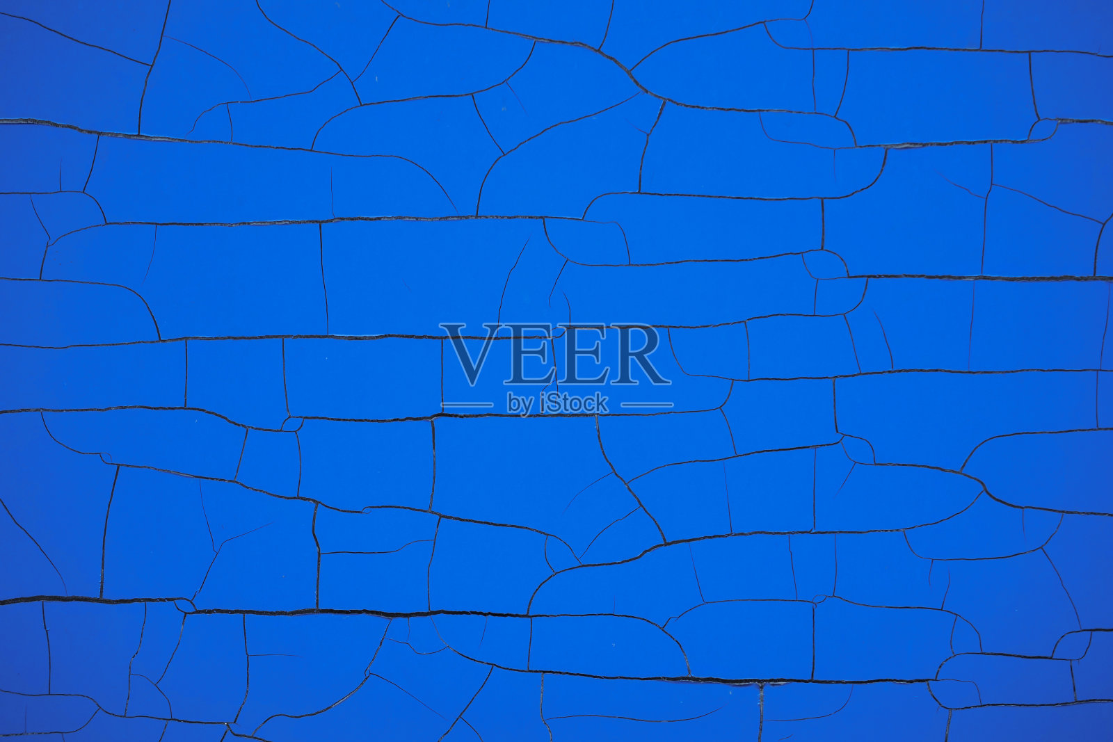 墙壁背景上的裂缝，裂缝。蓝色墙壁，油漆剥落照片摄影图片