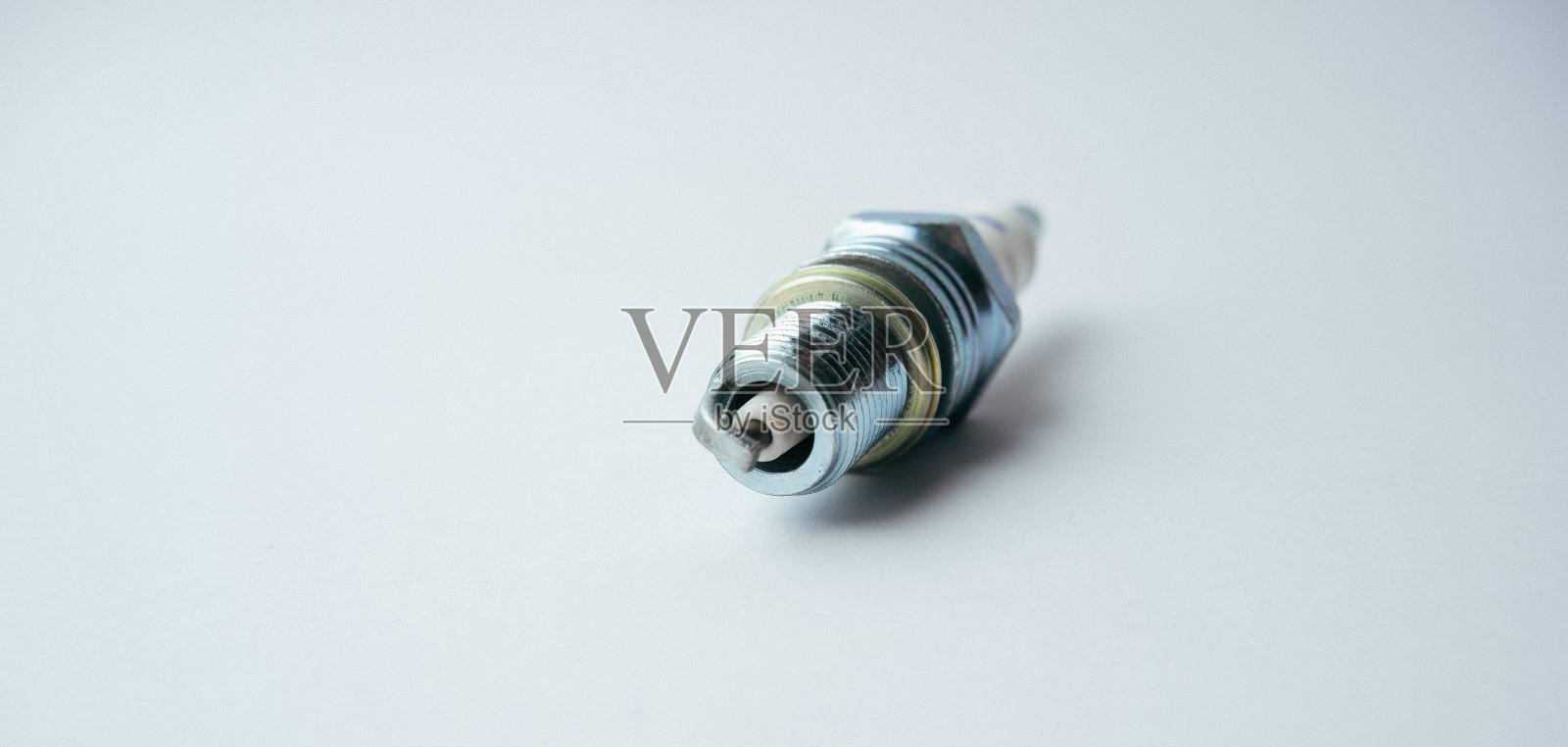 汽车零部件。汽车火花塞。汽油内燃机的火花塞空间的文本照片摄影图片