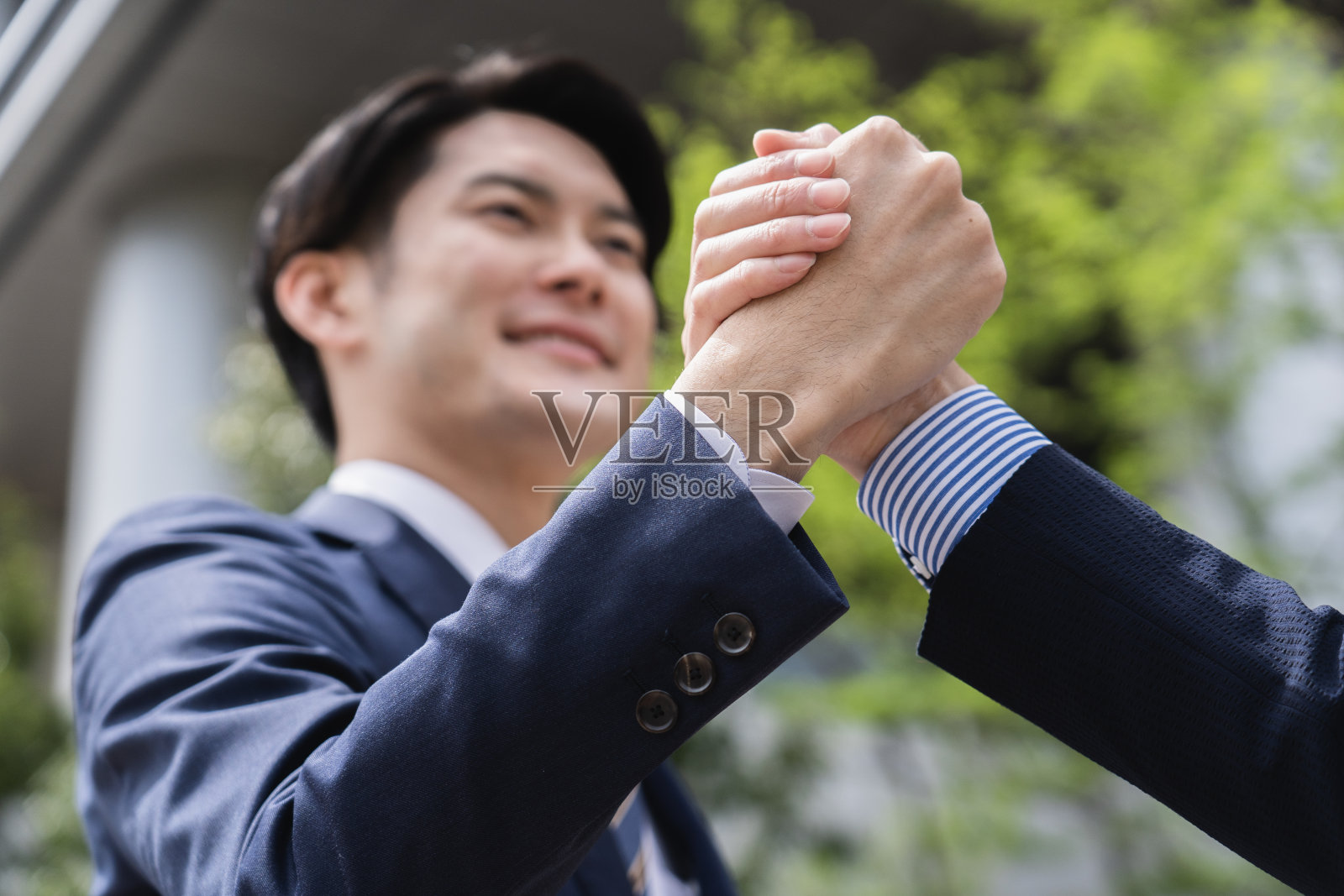 商人握手照片摄影图片