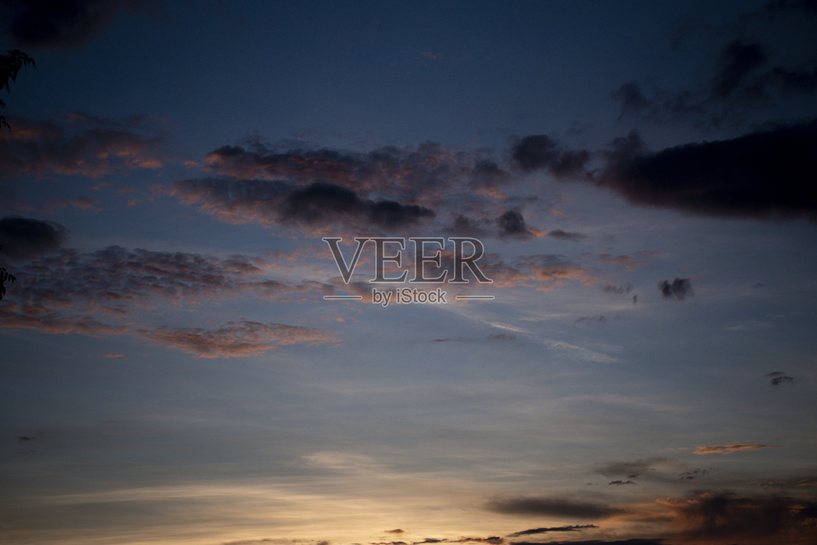 真正雄伟的日出日落天空背景与戏剧性的彩色云彩照片摄影图片