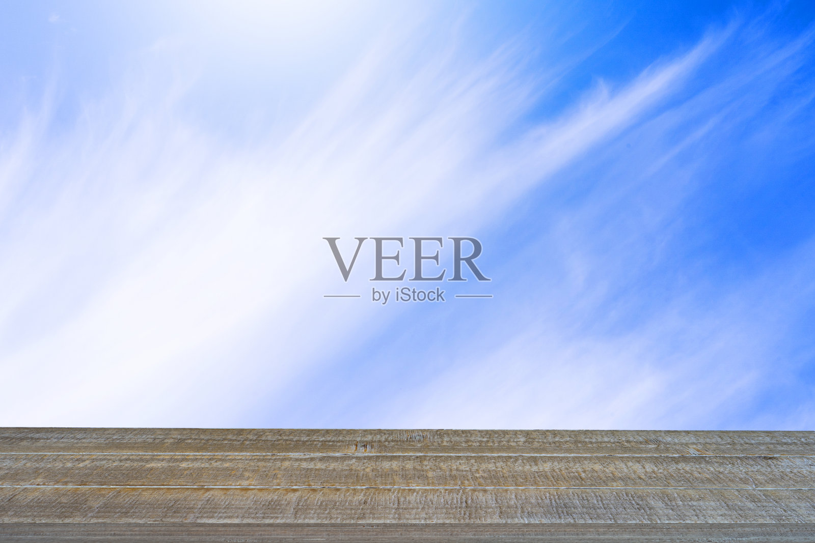 抽象旧木桌对流动的云天空背景。照片摄影图片