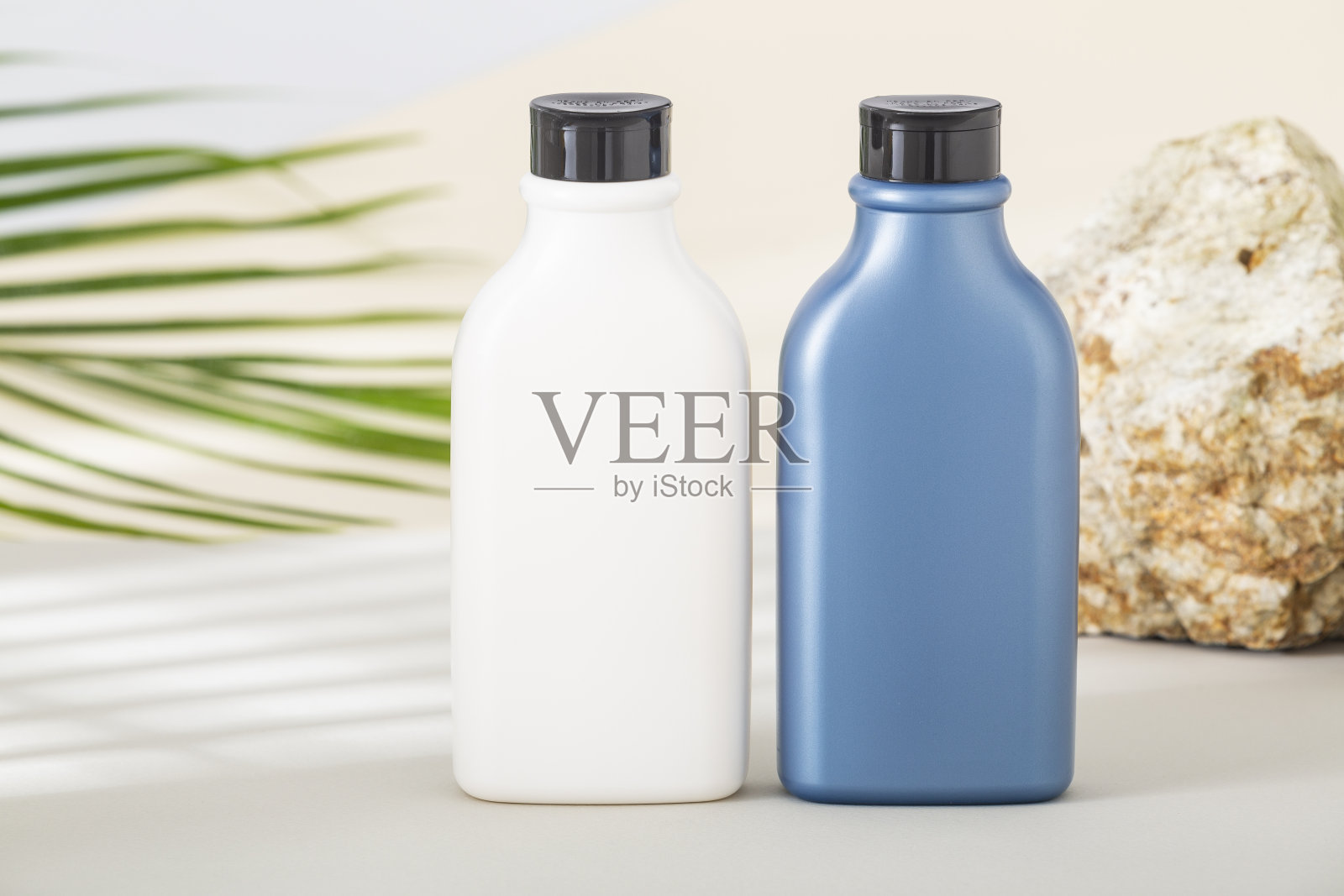 两种不同颜色的化妆品多用塑料容器照片摄影图片