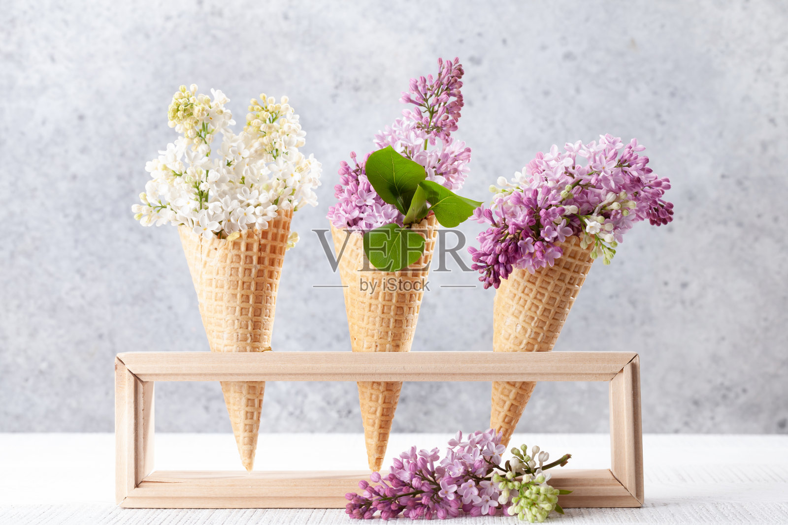 各种丁香花在冰淇淋甜筒里照片摄影图片