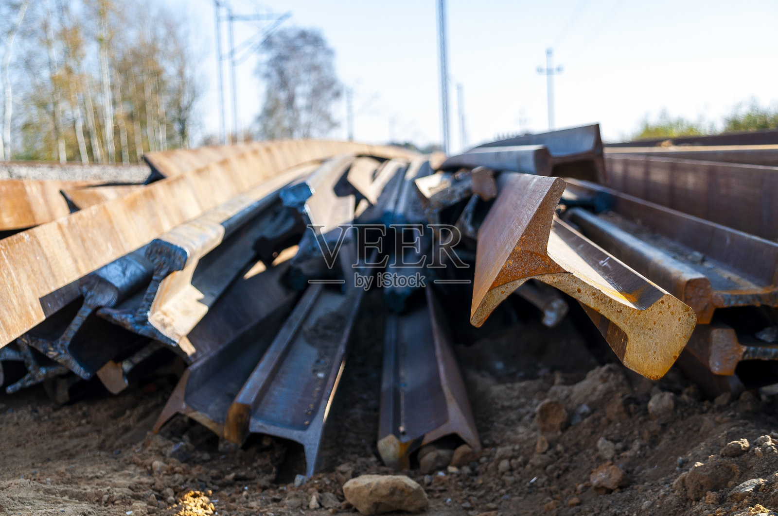 特写的轨道准备安装在铁路上。铁路维修工程照片摄影图片