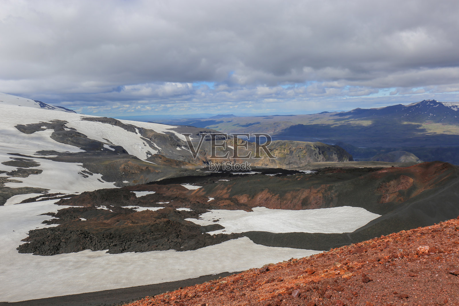 冰岛的红色火山Landmannalaugar山脉的美丽全景，在著名的Laugavegur徒步旅行路线上。照片摄影图片